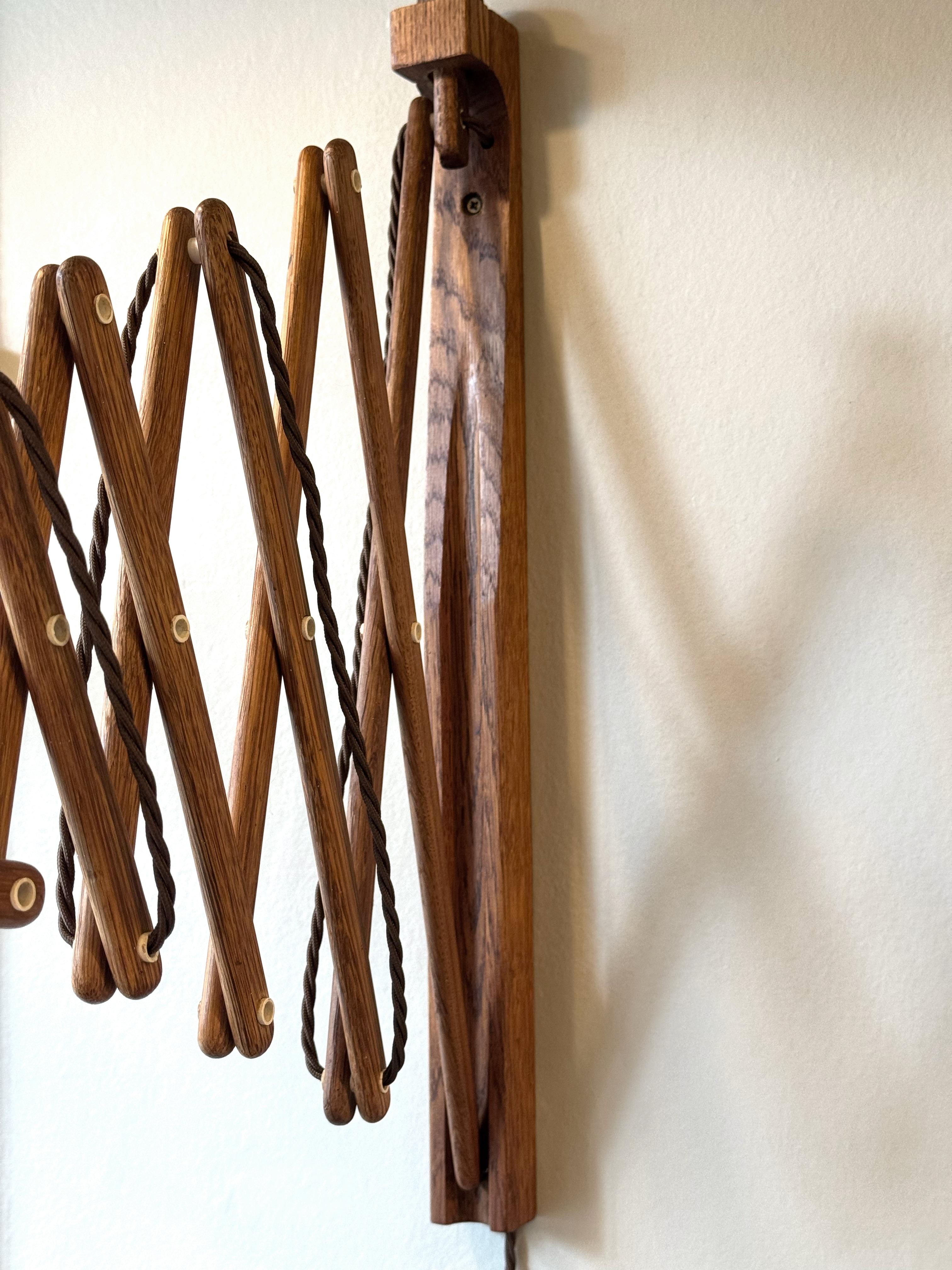 Metà XX secolo Lampada da parete grande 'Sax' in Oak #2 Erik Hansen per Le Klint, 1952 in vendita