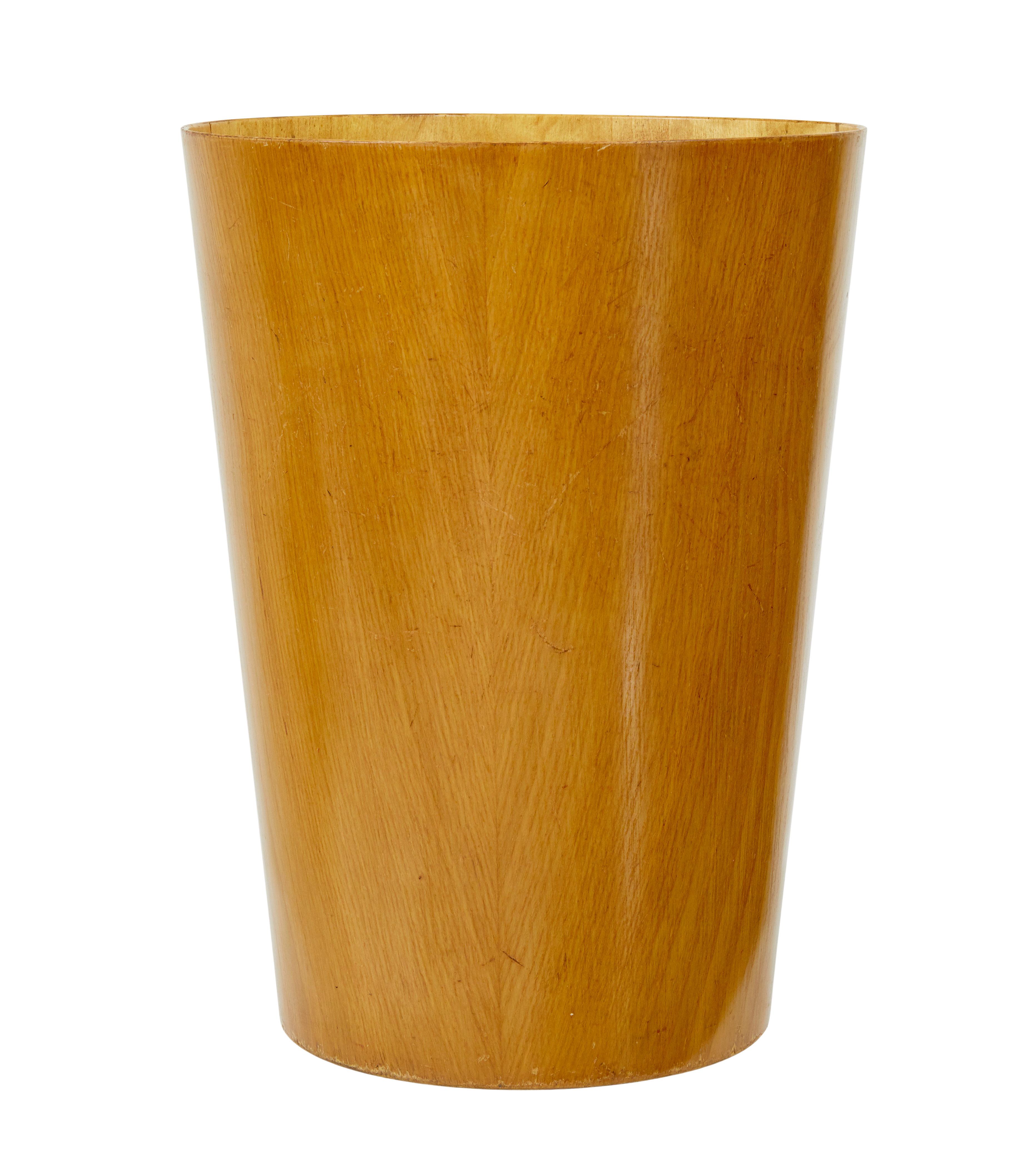 Grande cestino Servex in Oak di Martine Aberg del 1960 circa.

Popolare pezzo di design moderno svedese degli anni '60.  Questo esemplare è più grande del normale e potrebbe essere utilizzato anche come portaombrelli.  Realizzato in legno di quercia
