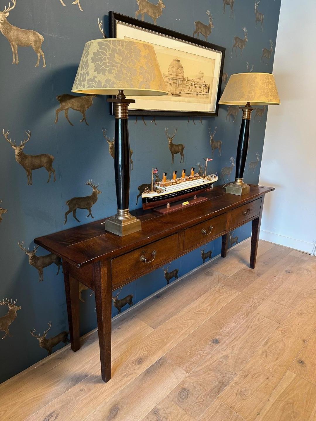 Grande table d'appoint en Oak avec 3 tiroirs en vente 4