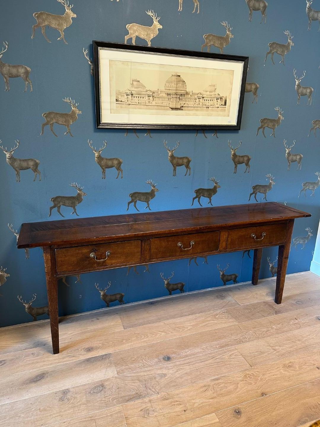Belle grande table murale en chêne avec 3 tiroirs. En parfait état. 

Origine : Angleterre
Période : 20ème siècle
Taille : 200cm x 40cm x h.75cm
