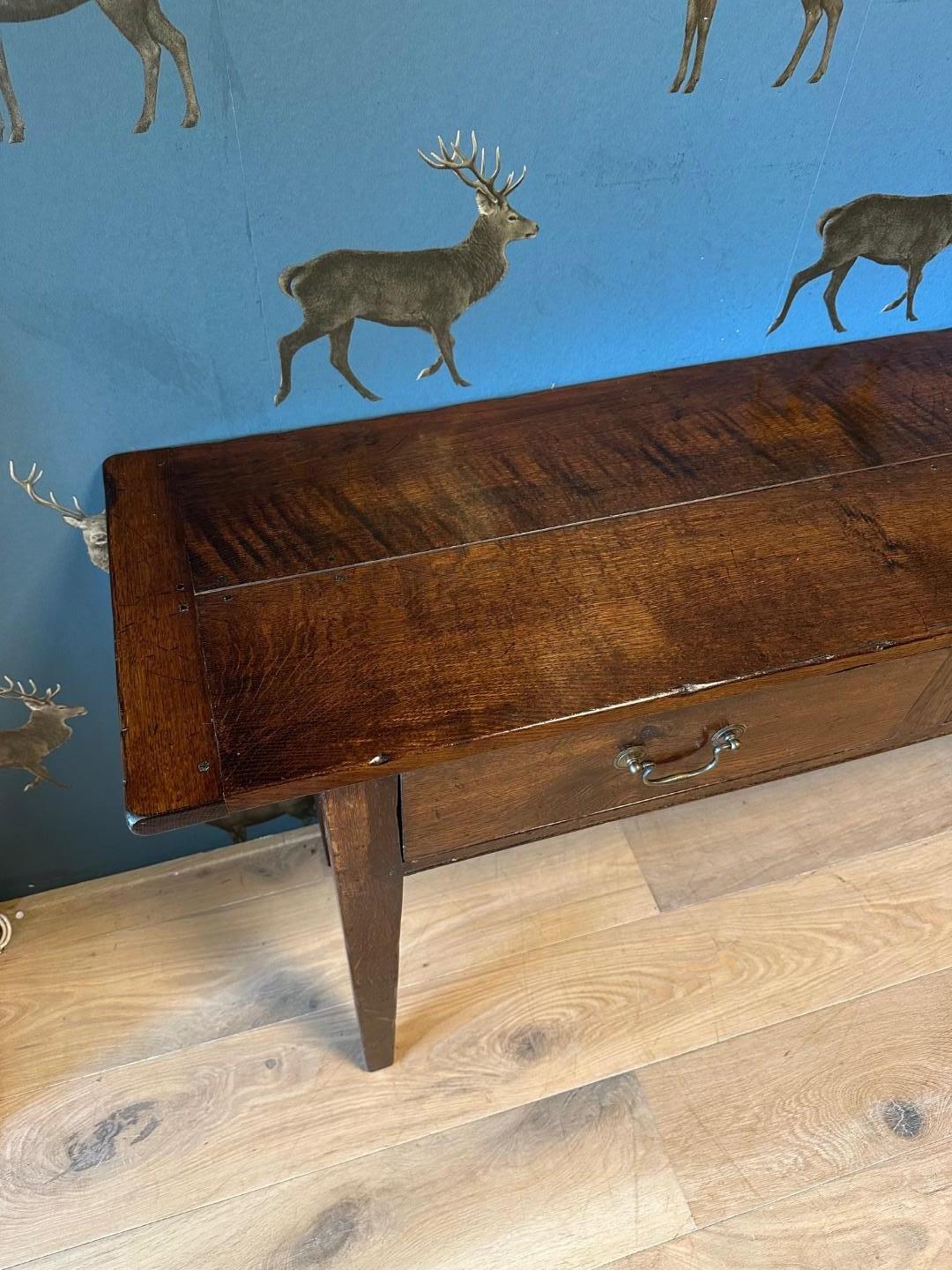 Britannique Grande table d'appoint en Oak avec 3 tiroirs en vente