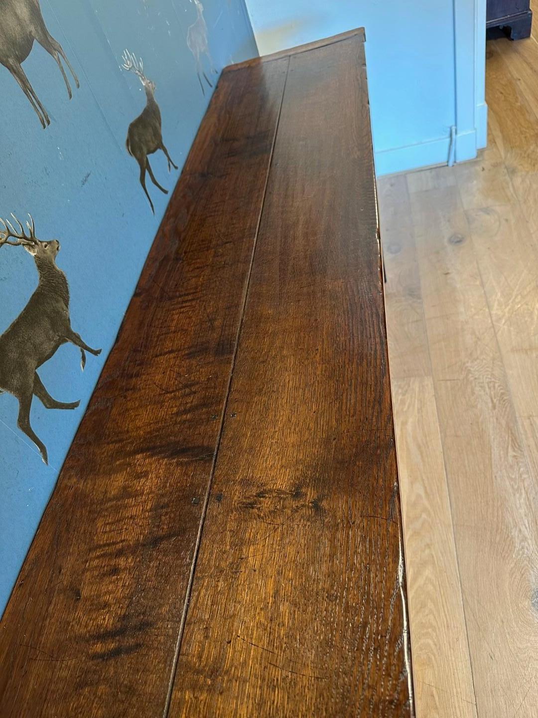 Grande table d'appoint en Oak avec 3 tiroirs Bon état - En vente à Eindhoven, NL