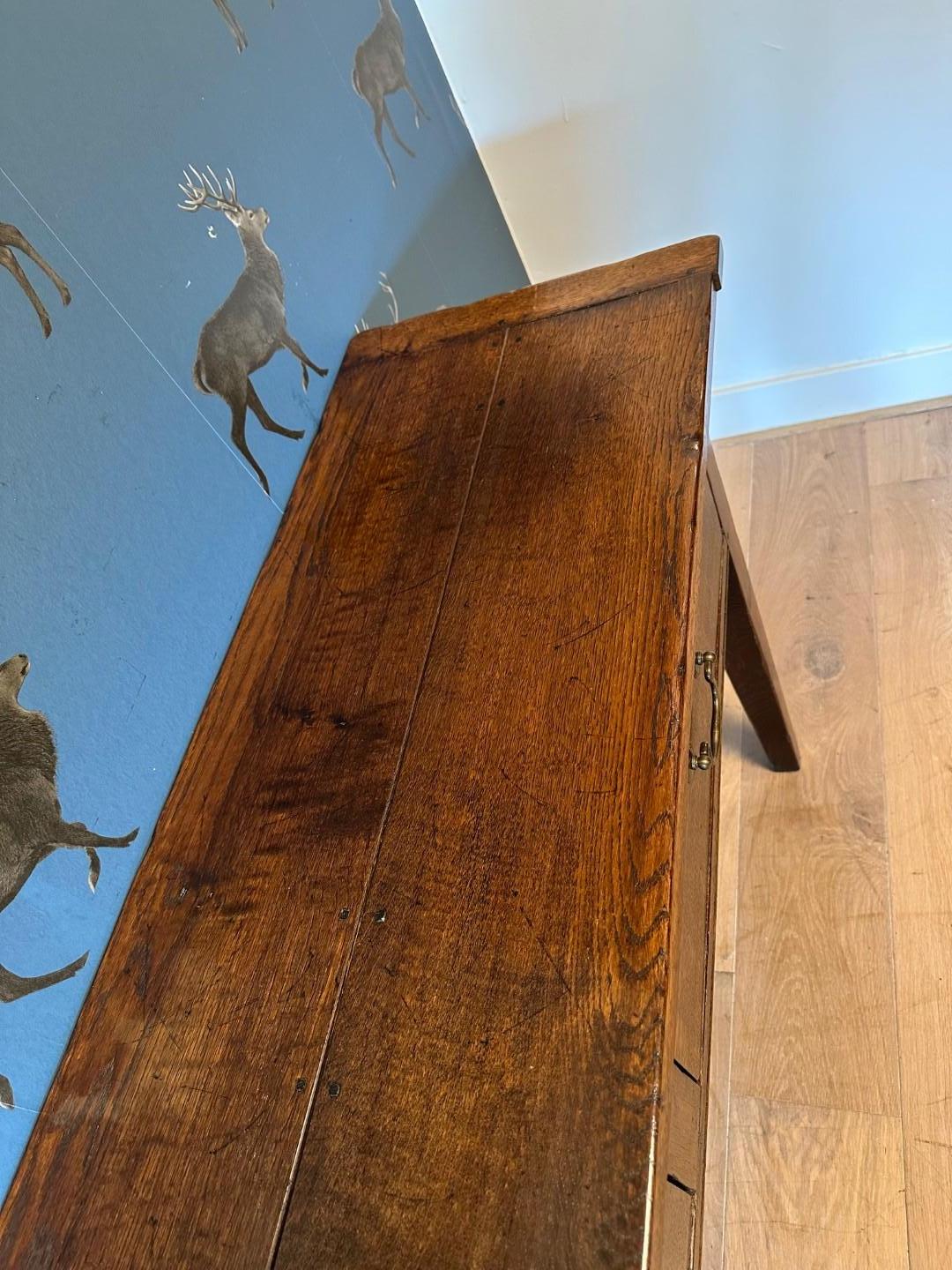 Fin du 20e siècle Grande table d'appoint en Oak avec 3 tiroirs en vente