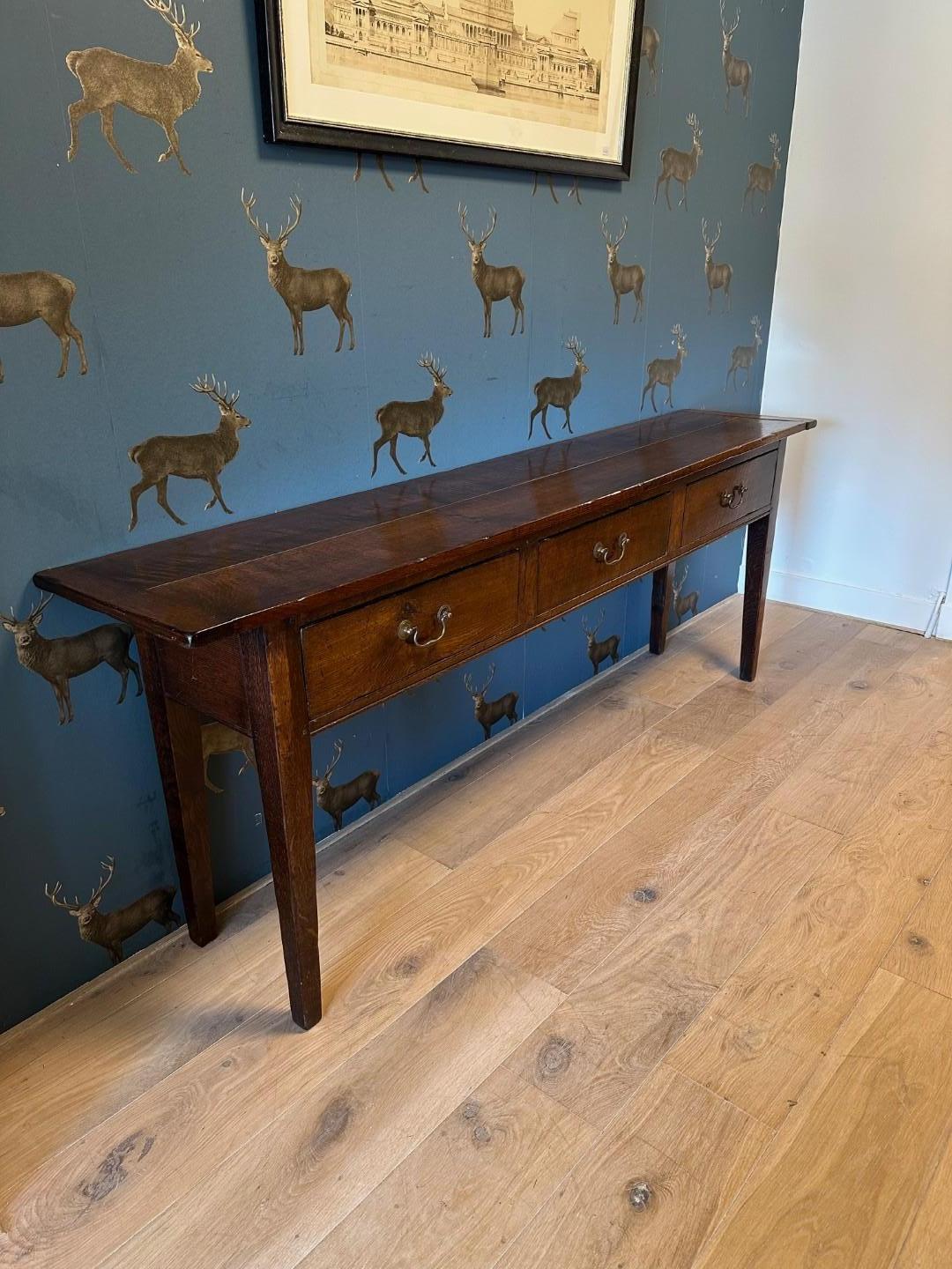 Chêne Grande table d'appoint en Oak avec 3 tiroirs en vente