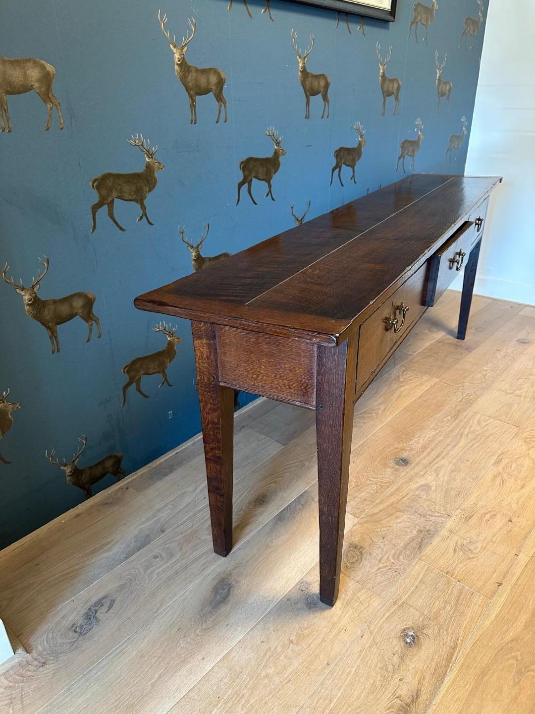 Grande table d'appoint en Oak avec 3 tiroirs en vente 1