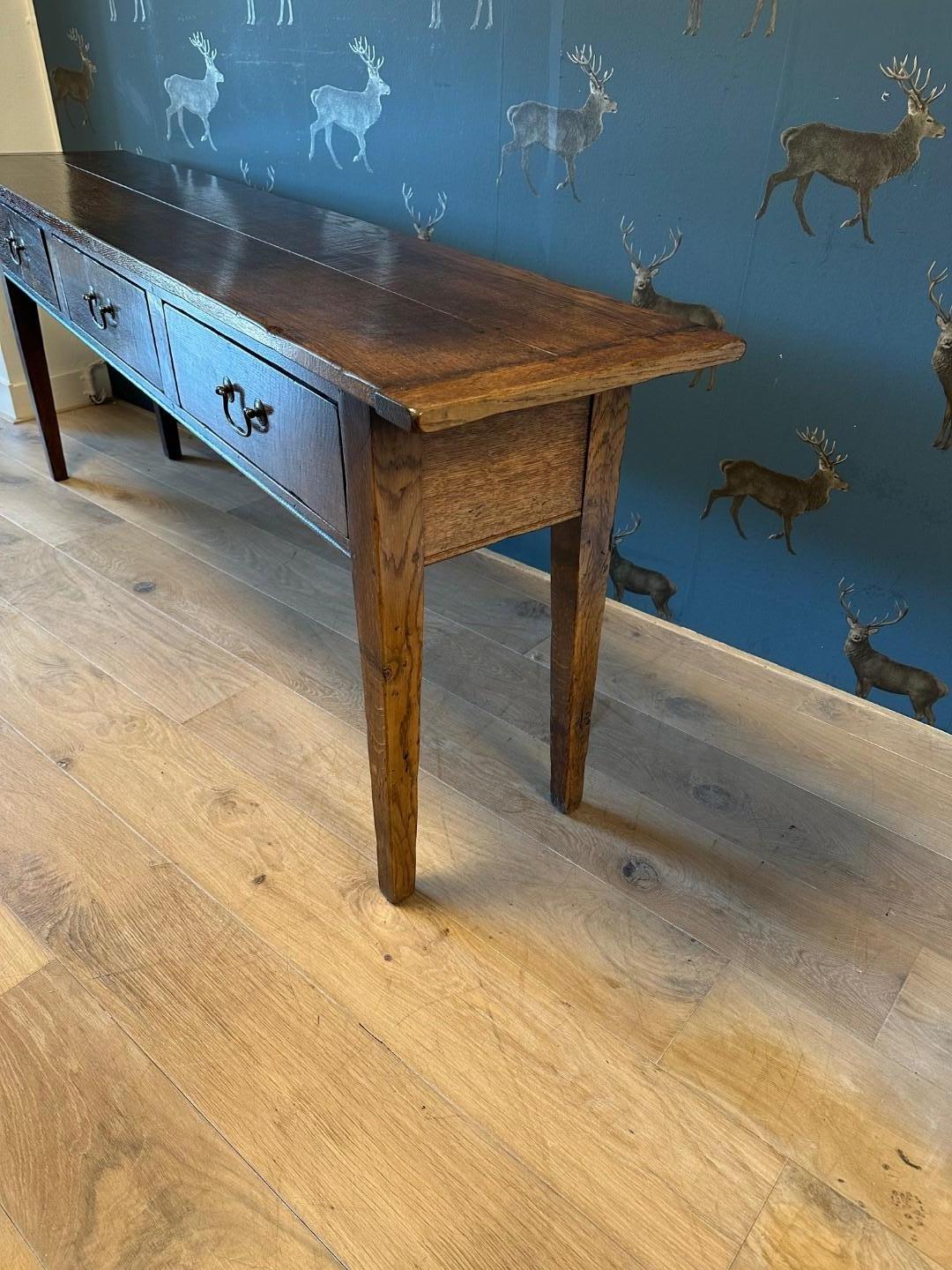 Grande table d'appoint en Oak avec 3 tiroirs en vente 2