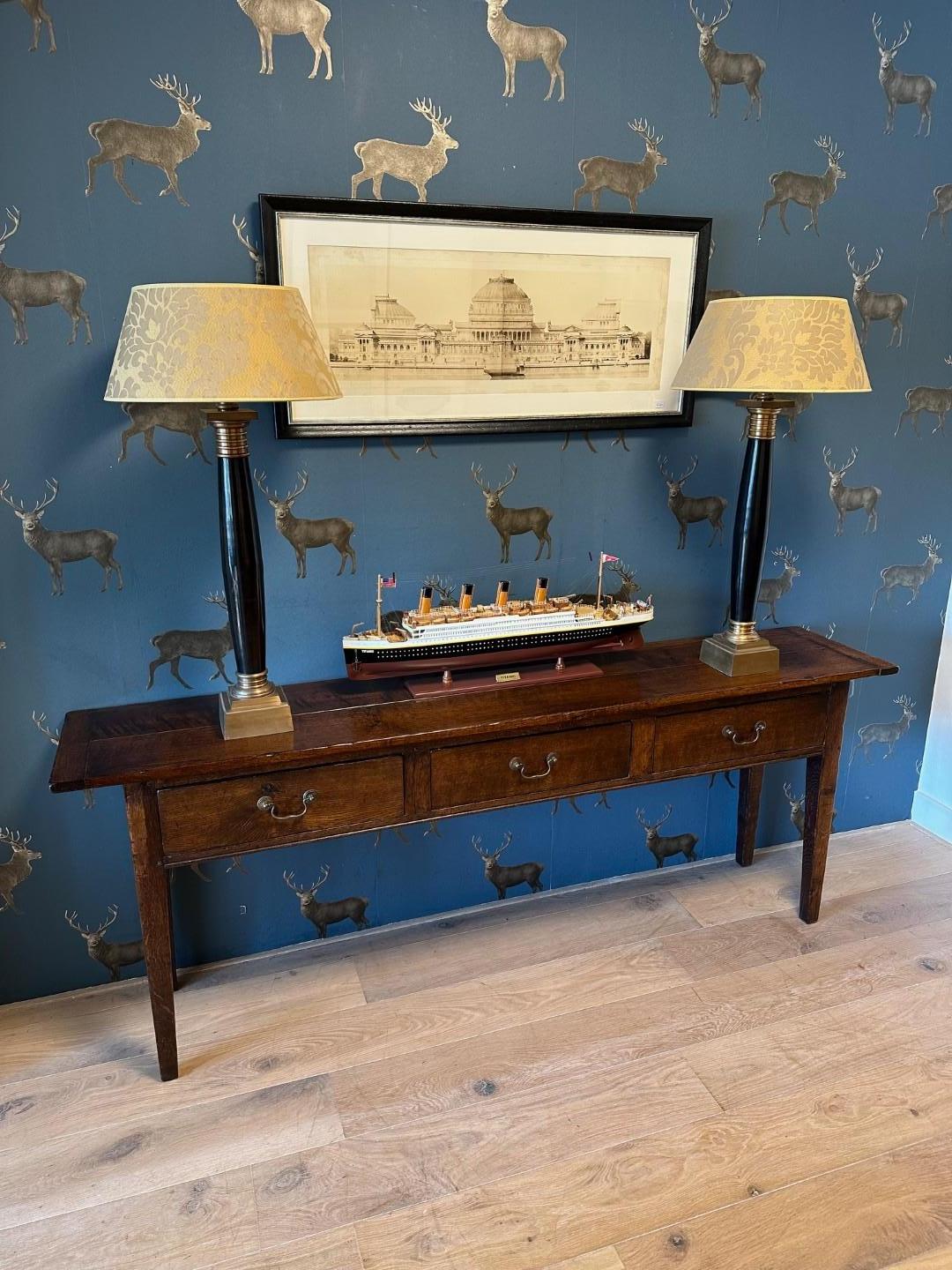 Grande table d'appoint en Oak avec 3 tiroirs en vente 3