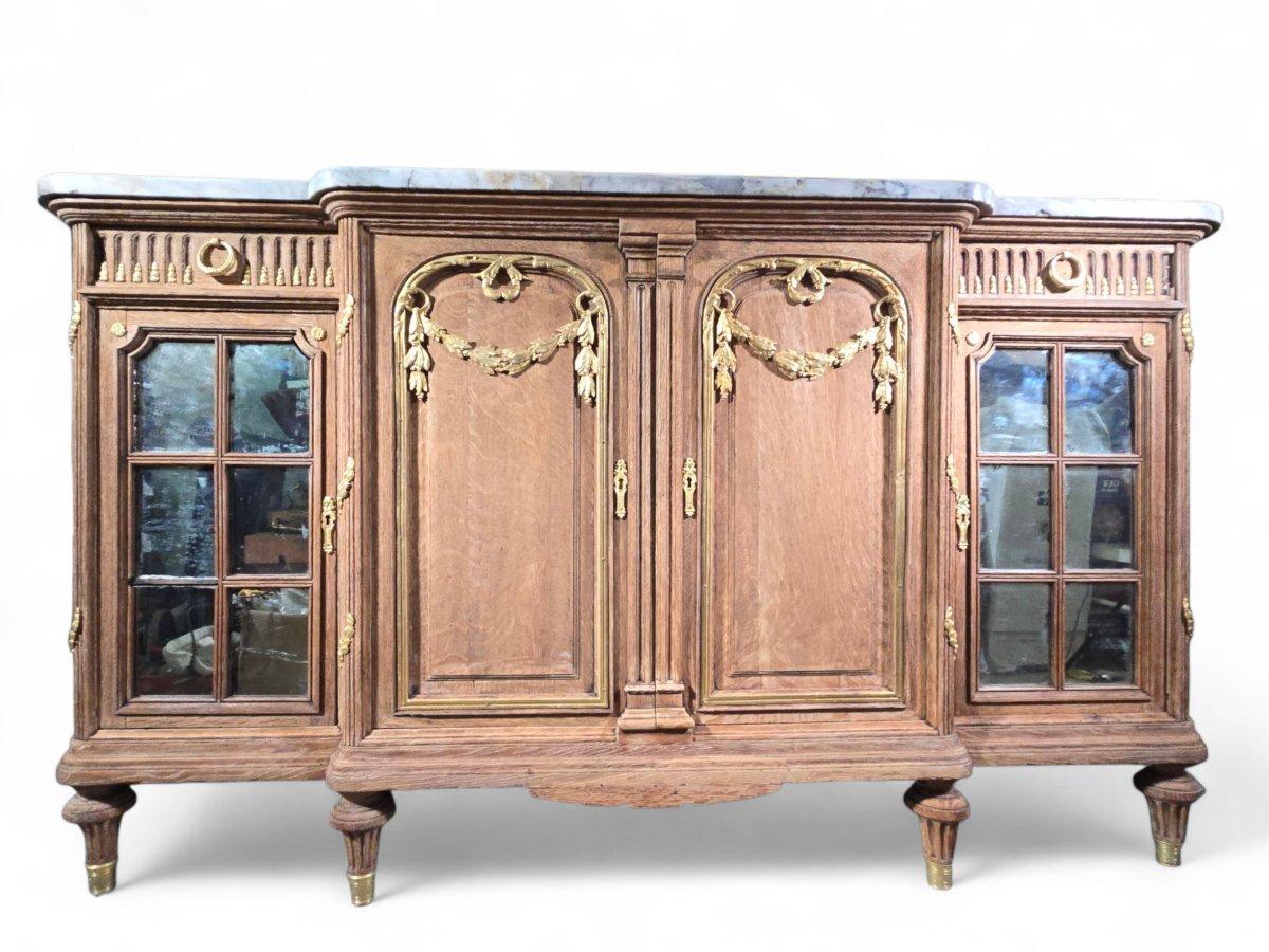 
Splendid solid oak sideboard dating from the 19th century, adorned with finely chiseled gilt bronzes. This piece combines decorative refinement and functionality, typical of the exceptional craftsmanship of this period.

The upper section features