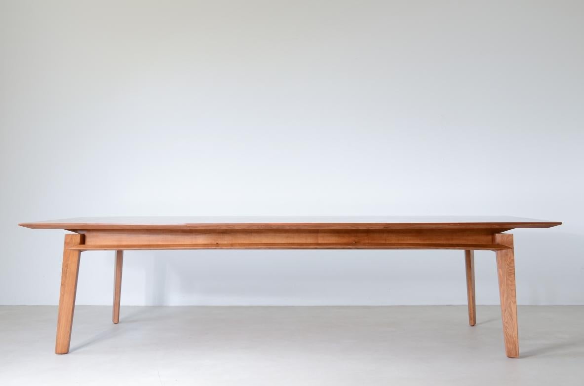 COD-2594
Large oak table with slightly shaped top, elegant profiles and tapered legs.

France 1950''s