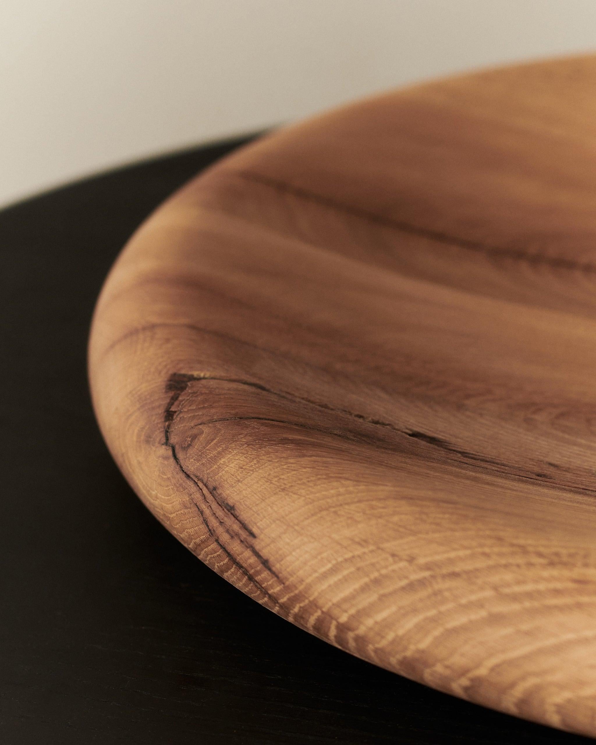 Tablett aus gealterter massiver Eiche, hergestellt von Louise Roe Copenhagen. Er wird mit traditionellen dänischen Techniken hergestellt und hat eine strukturierte Oberfläche und leicht abgeschwächte gerade Kanten, die die natürliche Maserung des