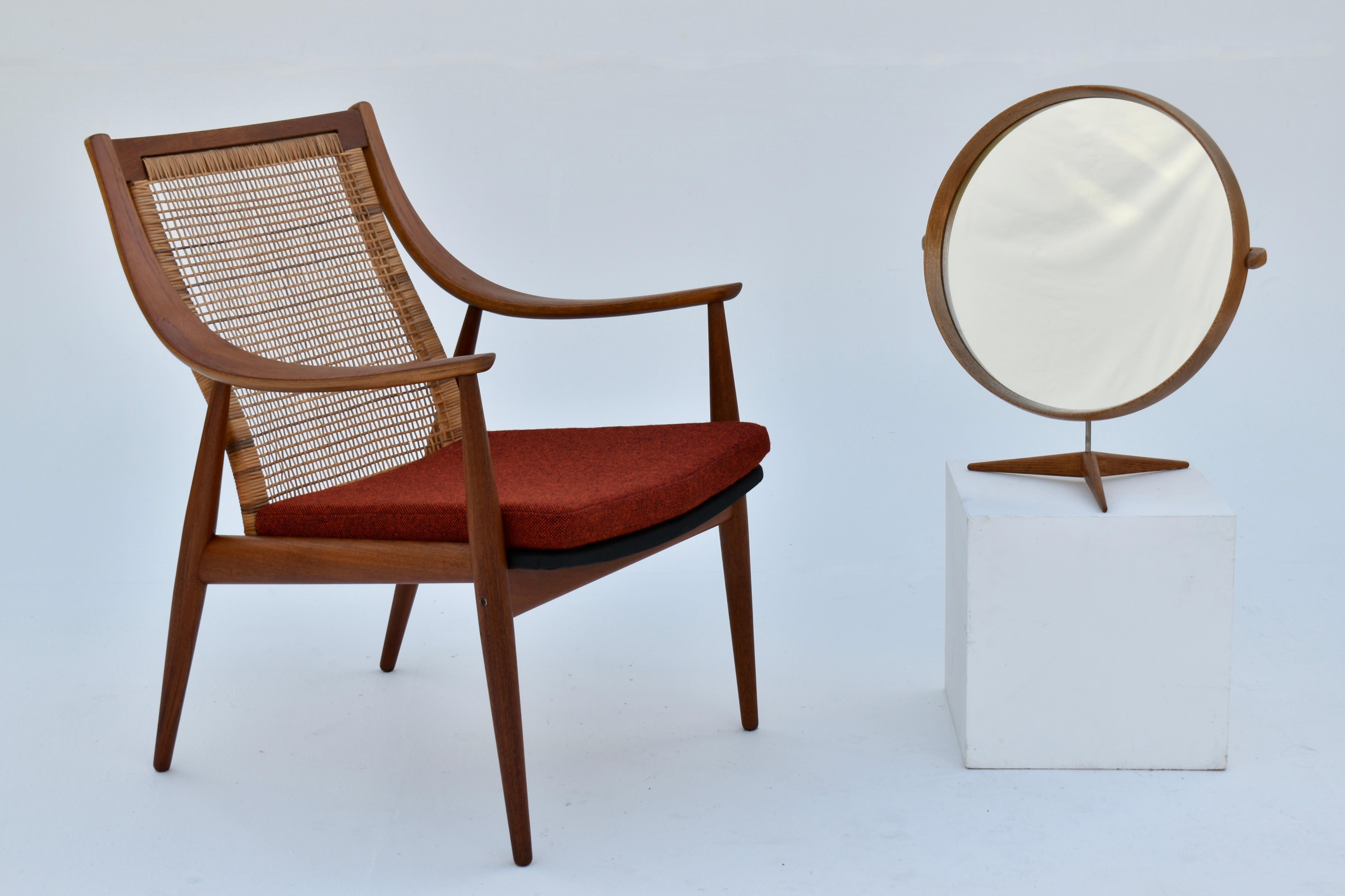 Grand miroir de courtoisie en chêne par Uno & Östen Kristiansson pour Luxus, Suède en vente 3
