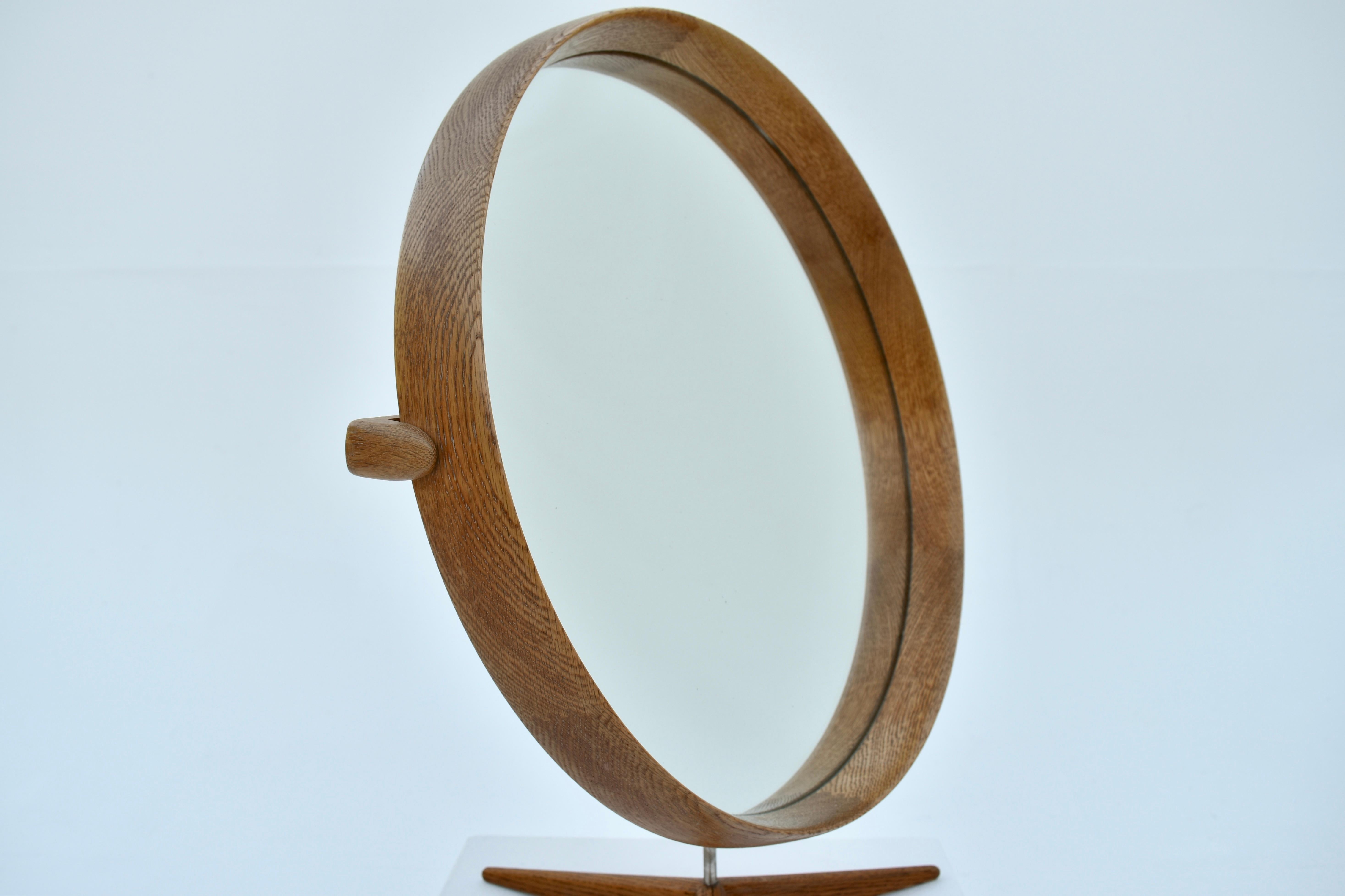 Grand miroir de courtoisie en chêne par Uno & Östen Kristiansson pour Luxus, Suède en vente 6