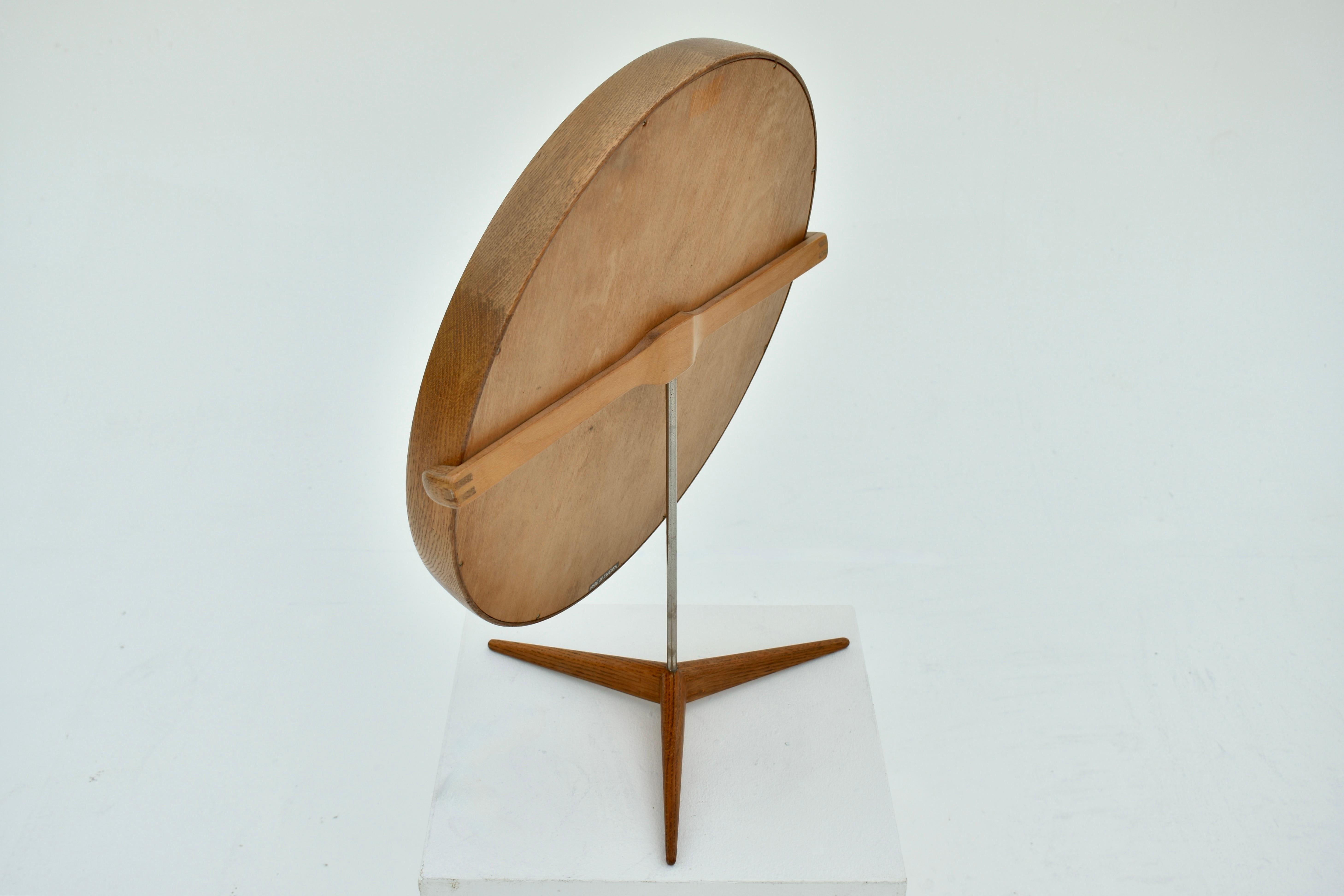 Grand miroir de courtoisie en chêne par Uno & Östen Kristiansson pour Luxus, Suède en vente 9