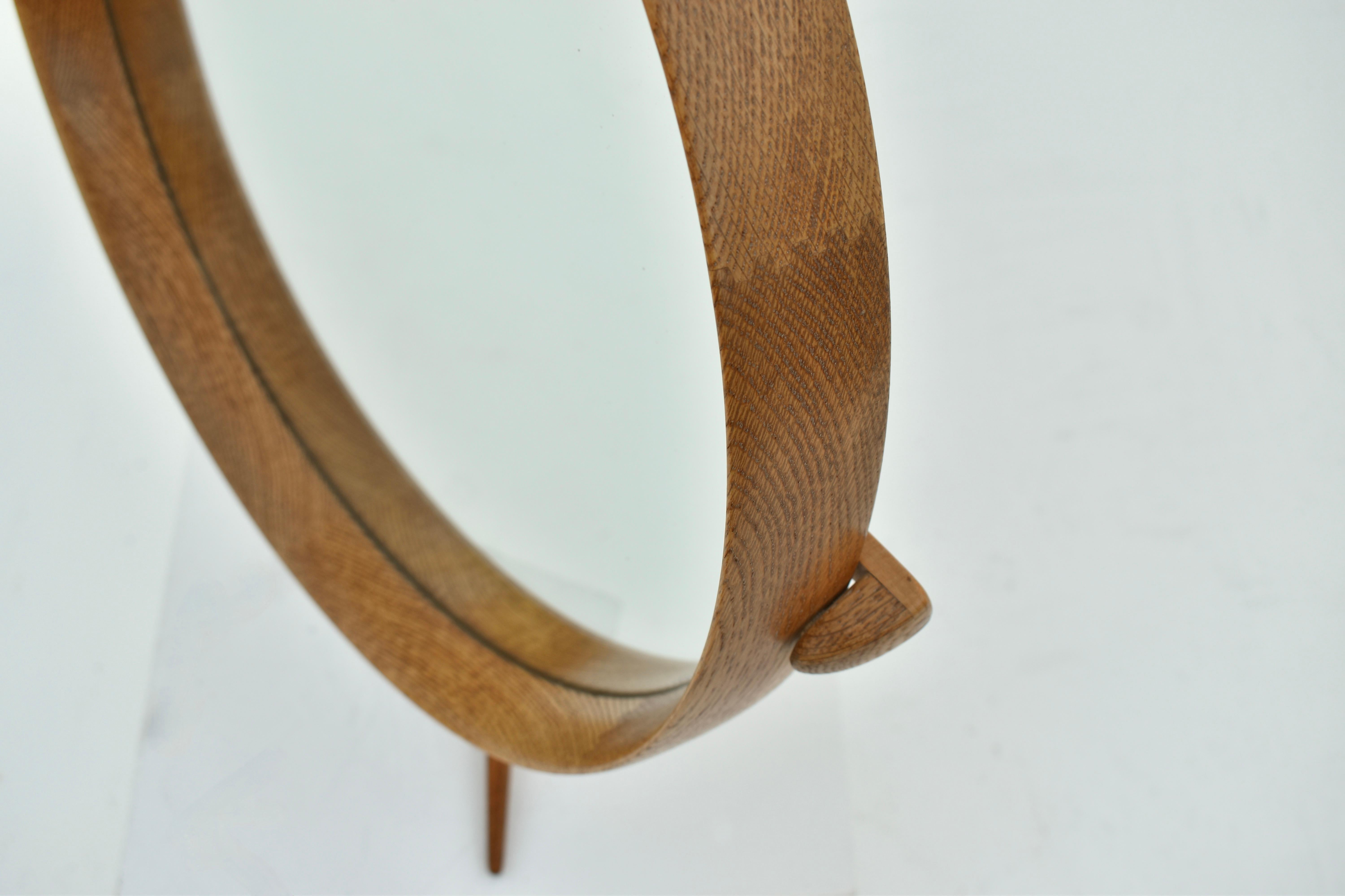 Grand miroir de courtoisie en chêne par Uno & Östen Kristiansson pour Luxus, Suède en vente 10