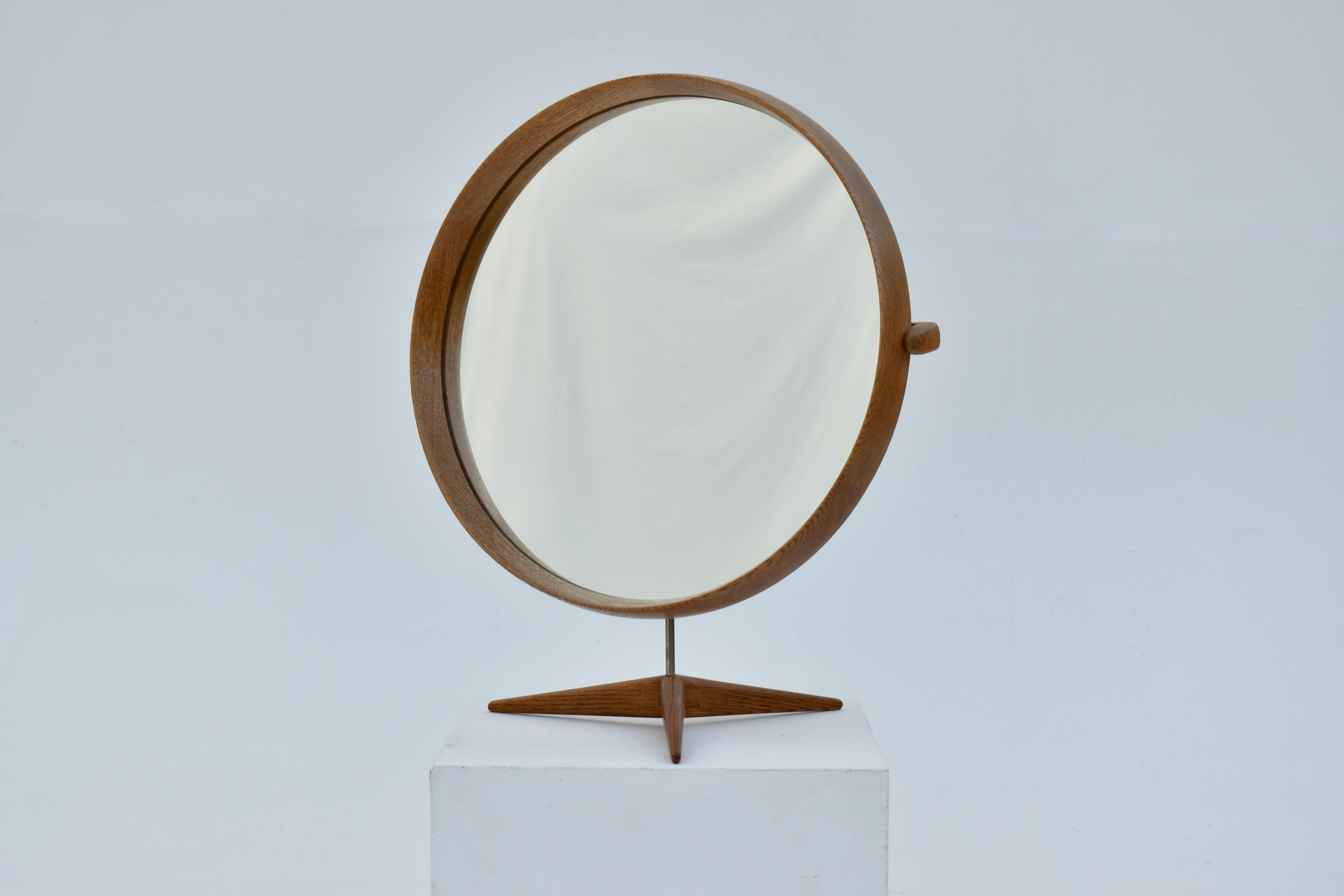 Spectaculaire et très rare miroir de table fabriqué en chêne massif par Luxus, Suède.

L'un des plus beaux et des plus recherchés des miroirs scandinaves du milieu du siècle dernier. Une belle construction exposée à la menuiserie visible avec un