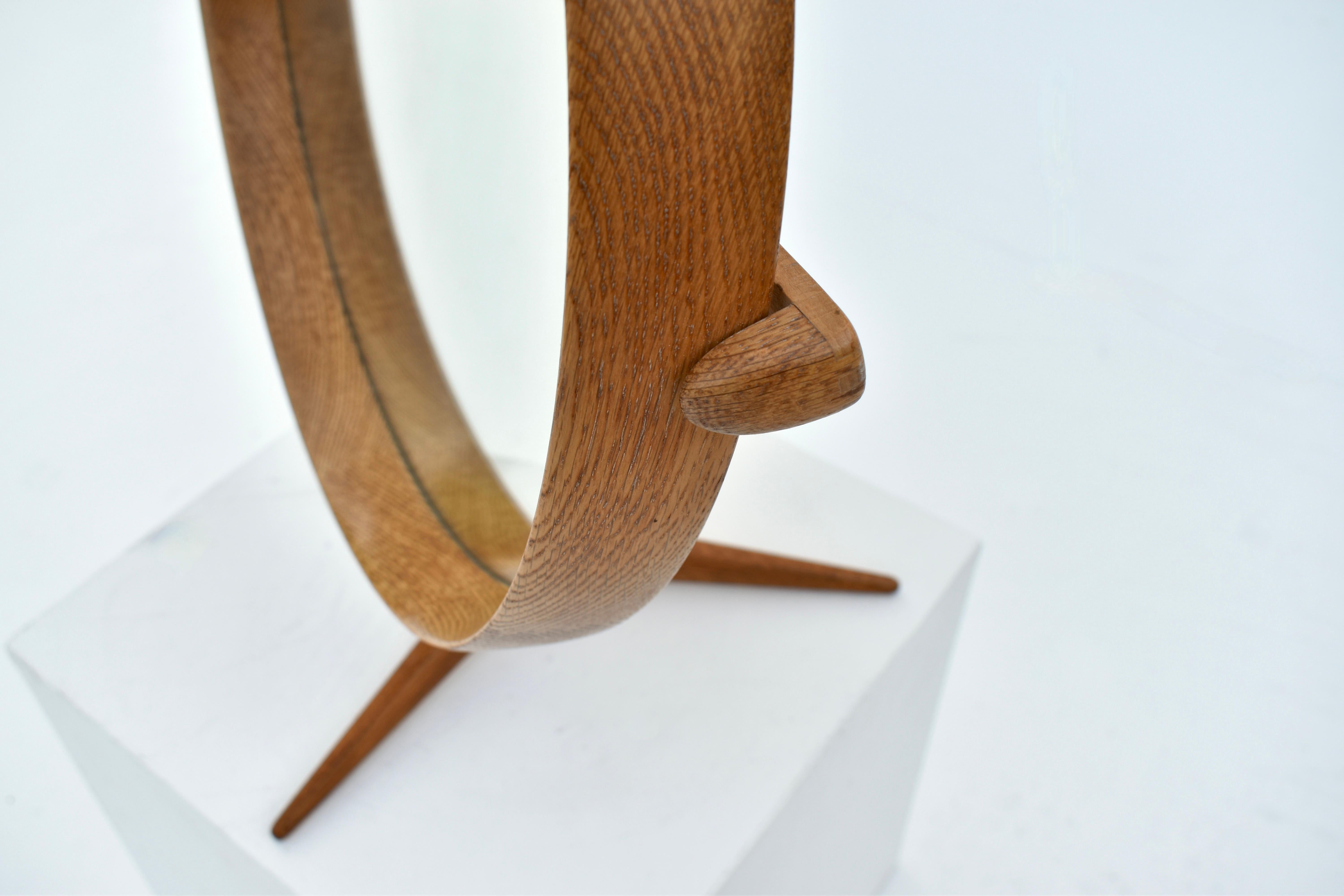 Scandinave moderne Grand miroir de courtoisie en chêne par Uno & Östen Kristiansson pour Luxus, Suède en vente