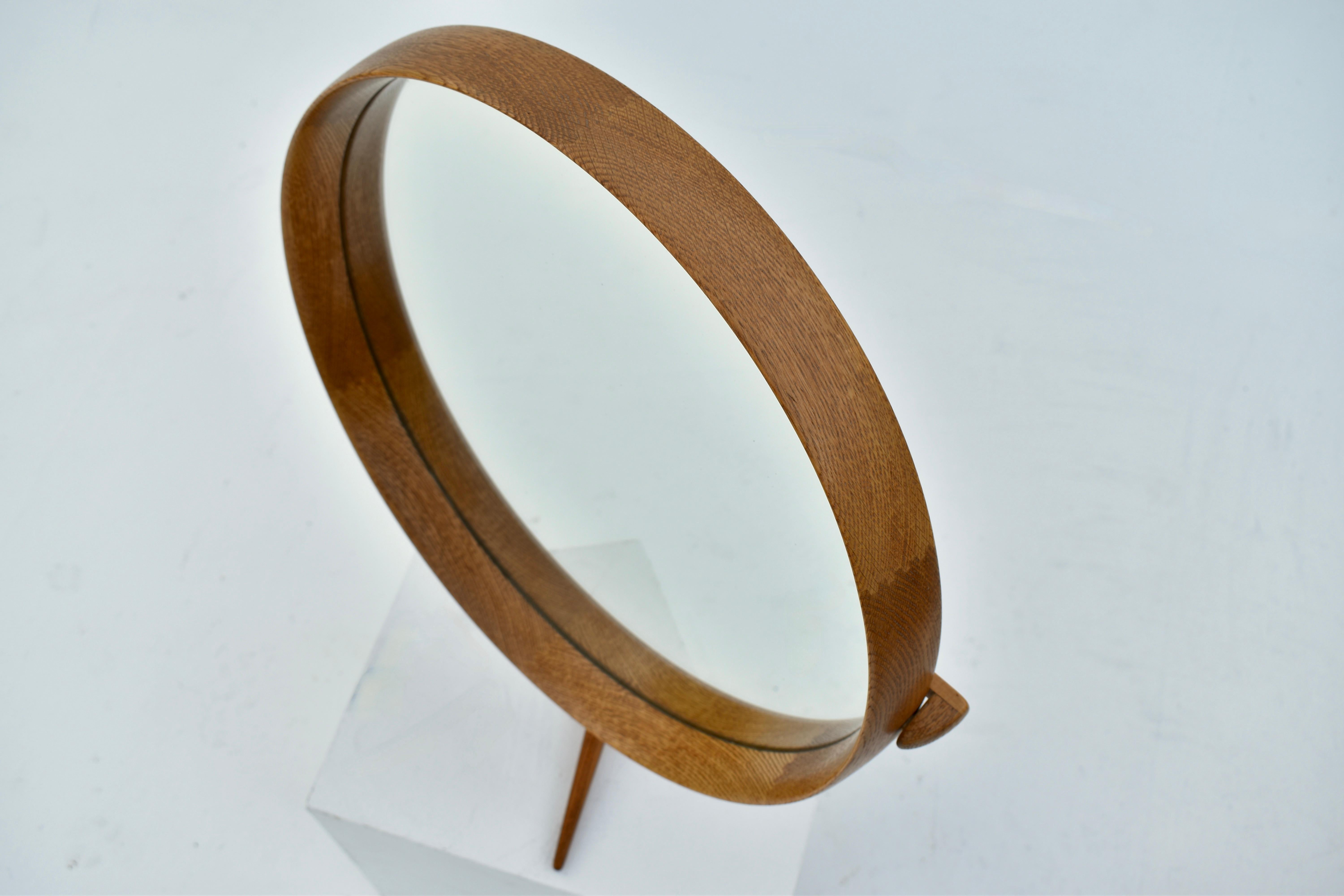 Suédois Grand miroir de courtoisie en chêne par Uno & Östen Kristiansson pour Luxus, Suède en vente