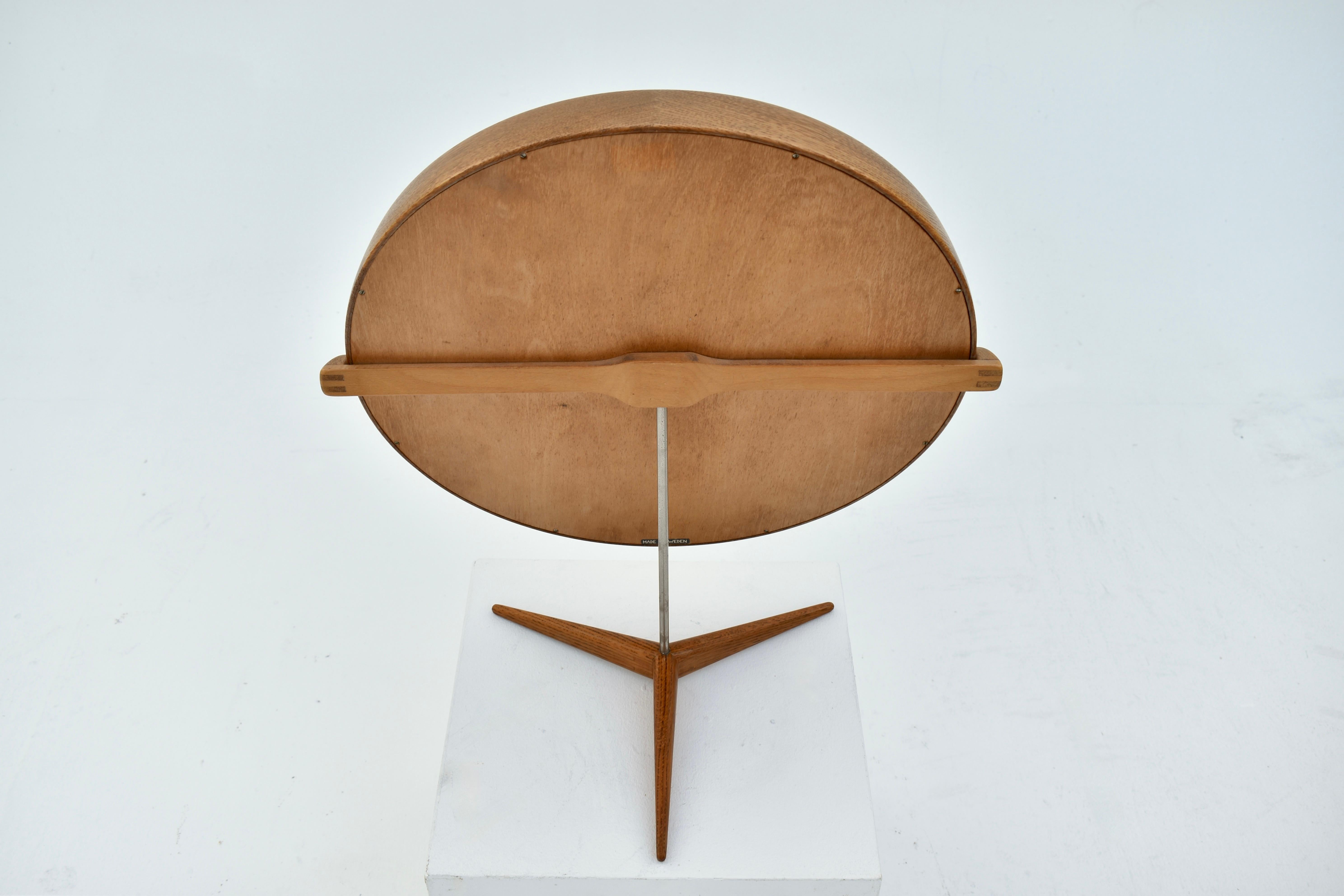 Grand miroir de courtoisie en chêne par Uno & Östen Kristiansson pour Luxus, Suède Bon état - En vente à Shepperton, Surrey
