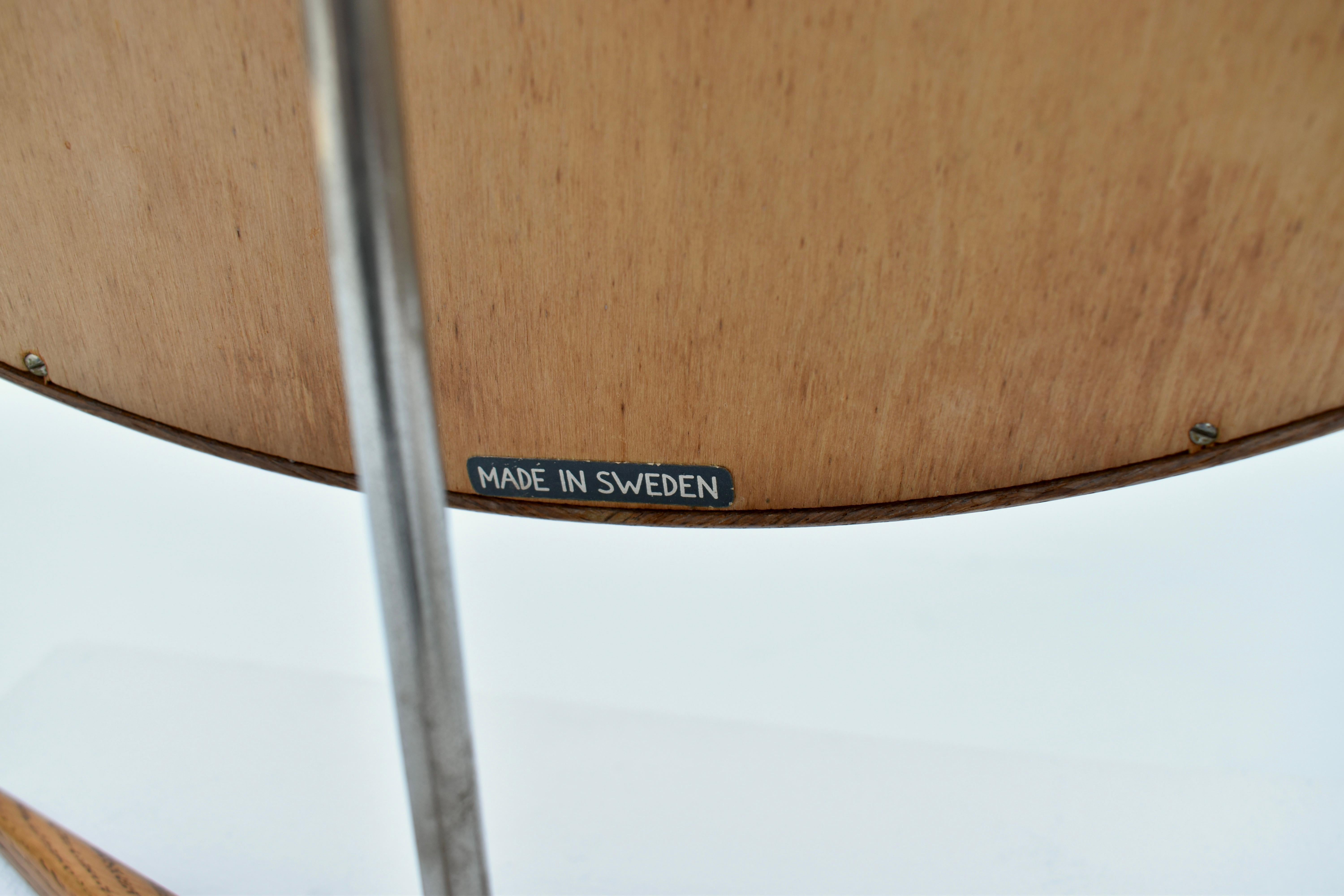 Milieu du XXe siècle Grand miroir de courtoisie en chêne par Uno & Östen Kristiansson pour Luxus, Suède en vente