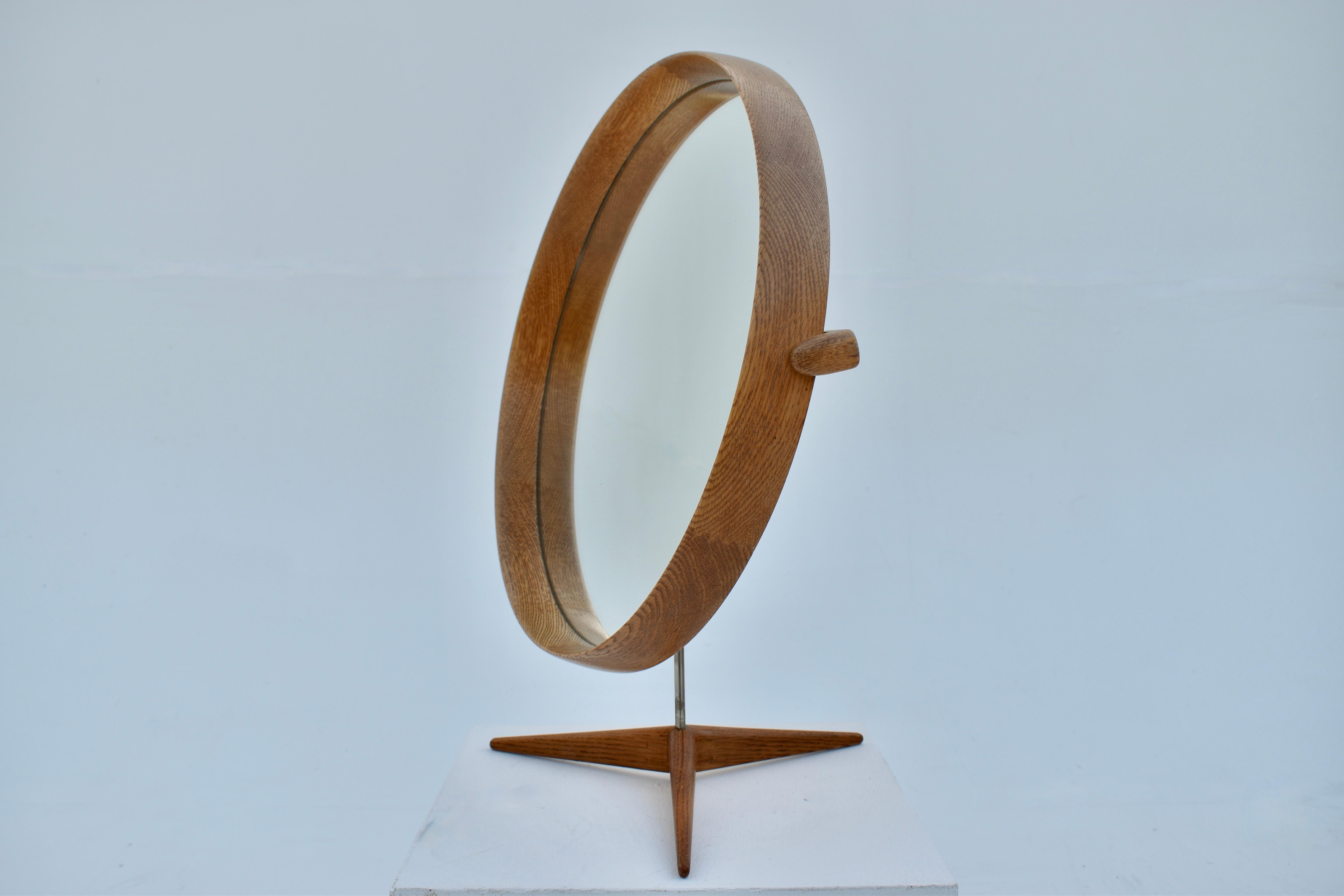 Grand miroir de courtoisie en chêne par Uno & Östen Kristiansson pour Luxus, Suède en vente 1