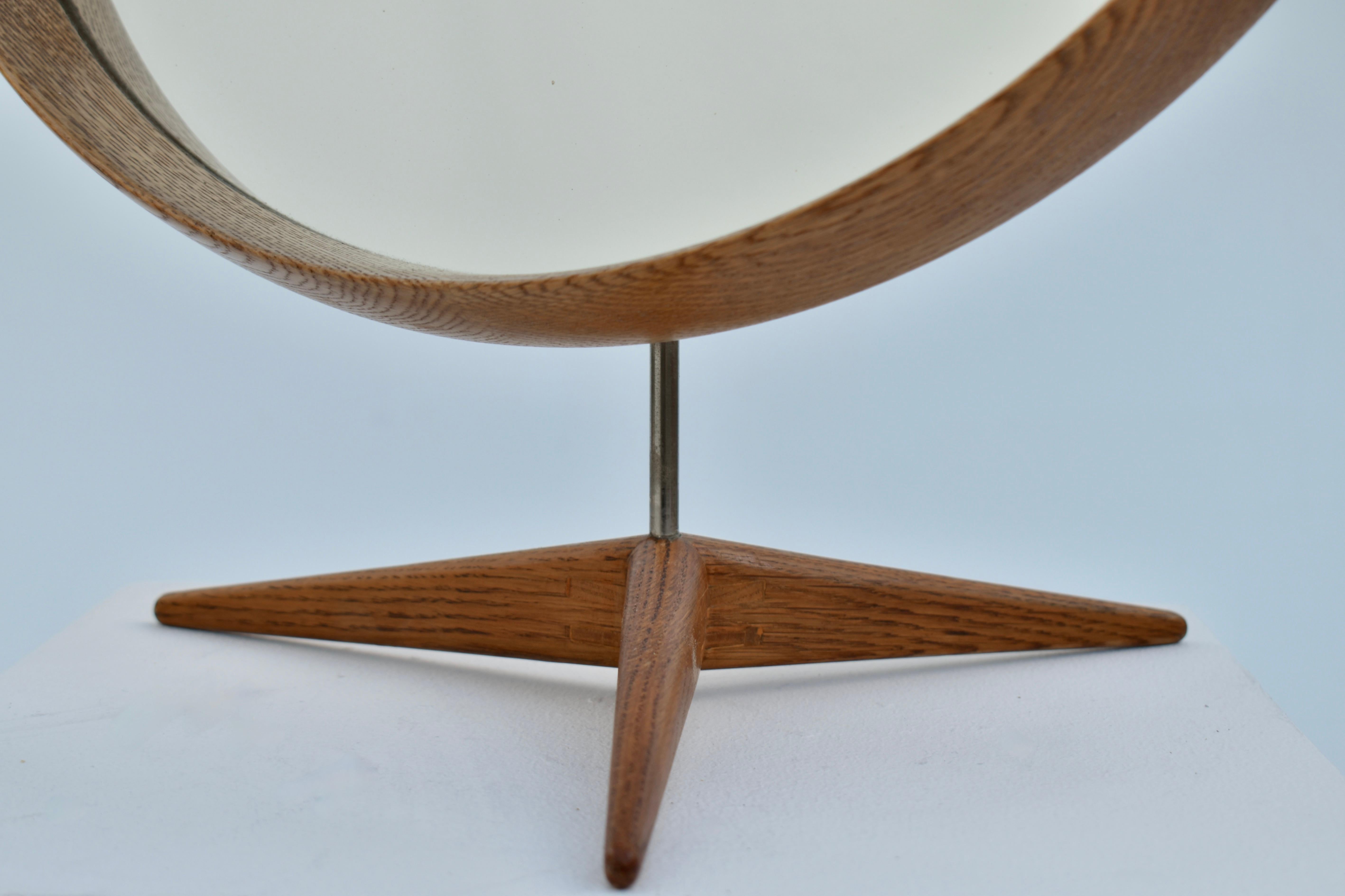 Grand miroir de courtoisie en chêne par Uno & Östen Kristiansson pour Luxus, Suède en vente 2