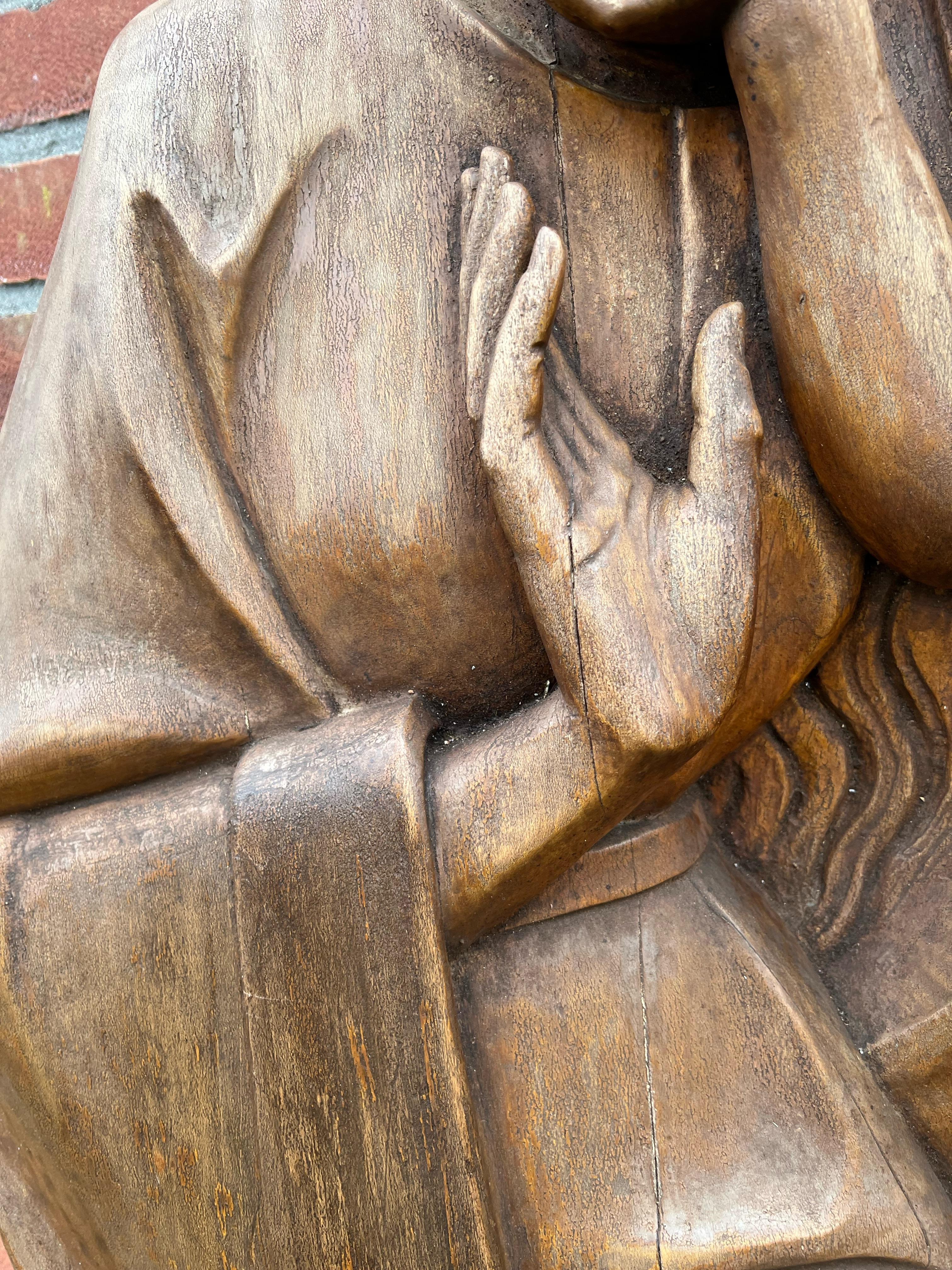 Große Wandplakette aus Eichenholz mit Jungfrau Maria und Kind Jesus auf einem Halbmond im Angebot 3