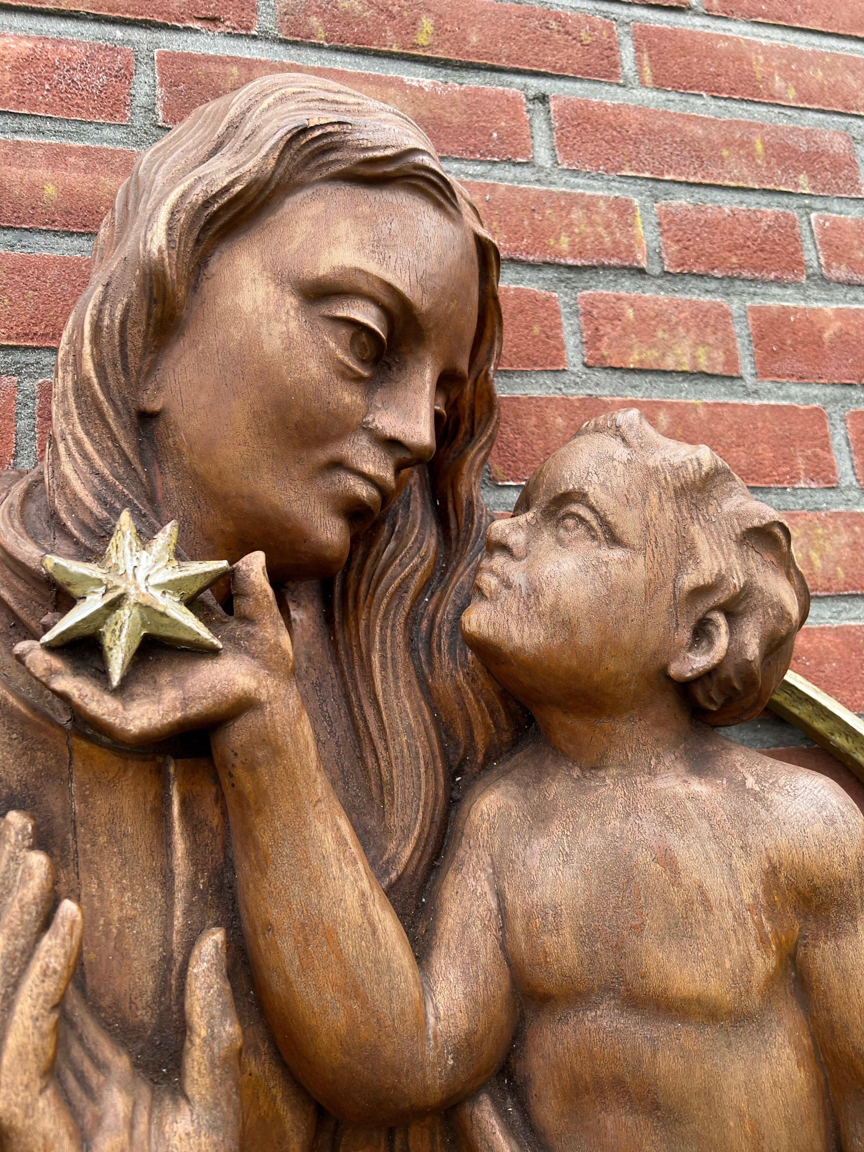 Große Wandplakette aus Eichenholz mit Jungfrau Maria und Kind Jesus auf einem Halbmond im Angebot 9