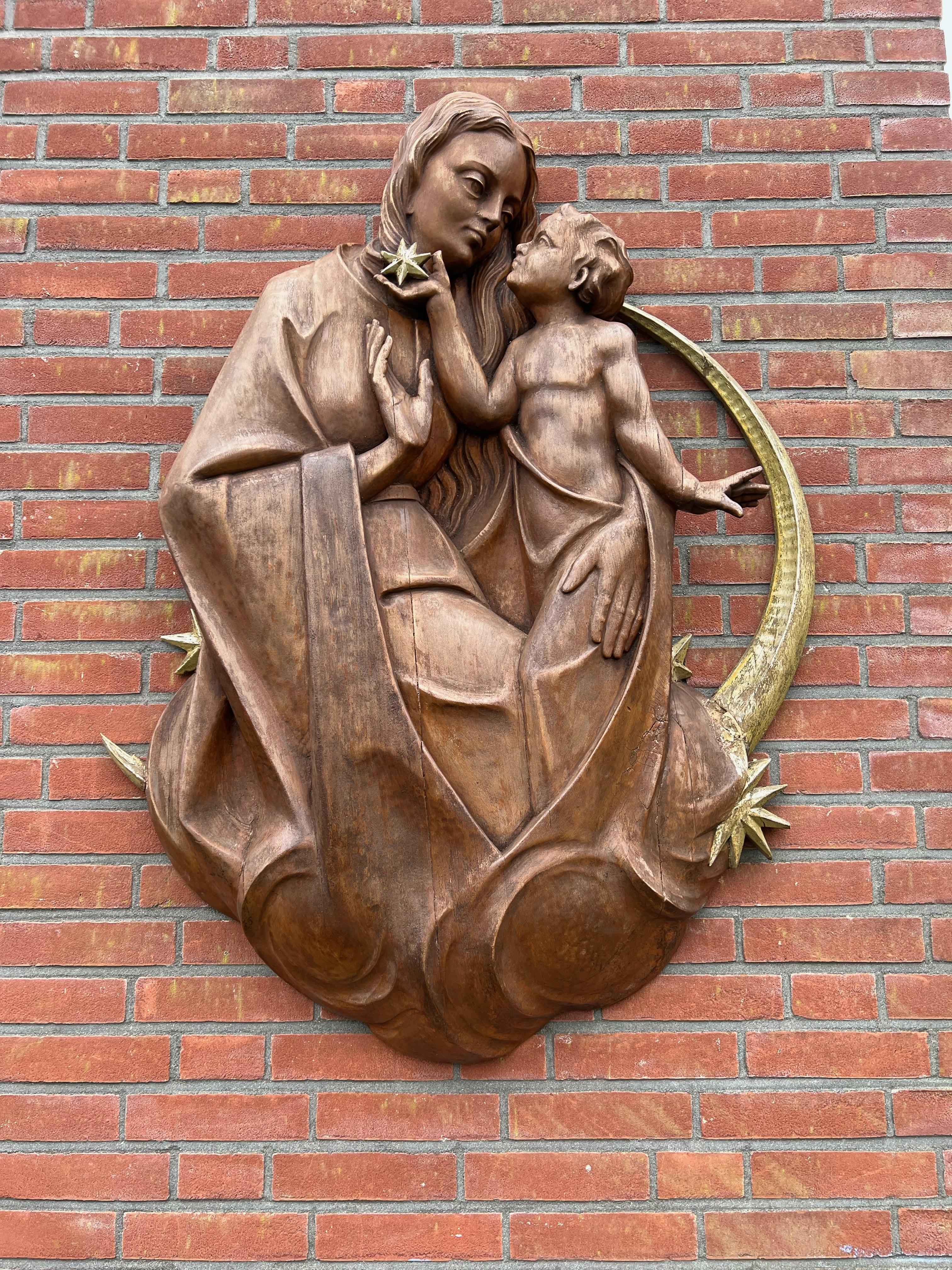 Große Wandplakette aus Eichenholz mit Jungfrau Maria und Kind Jesus auf einem Halbmond im Angebot 12