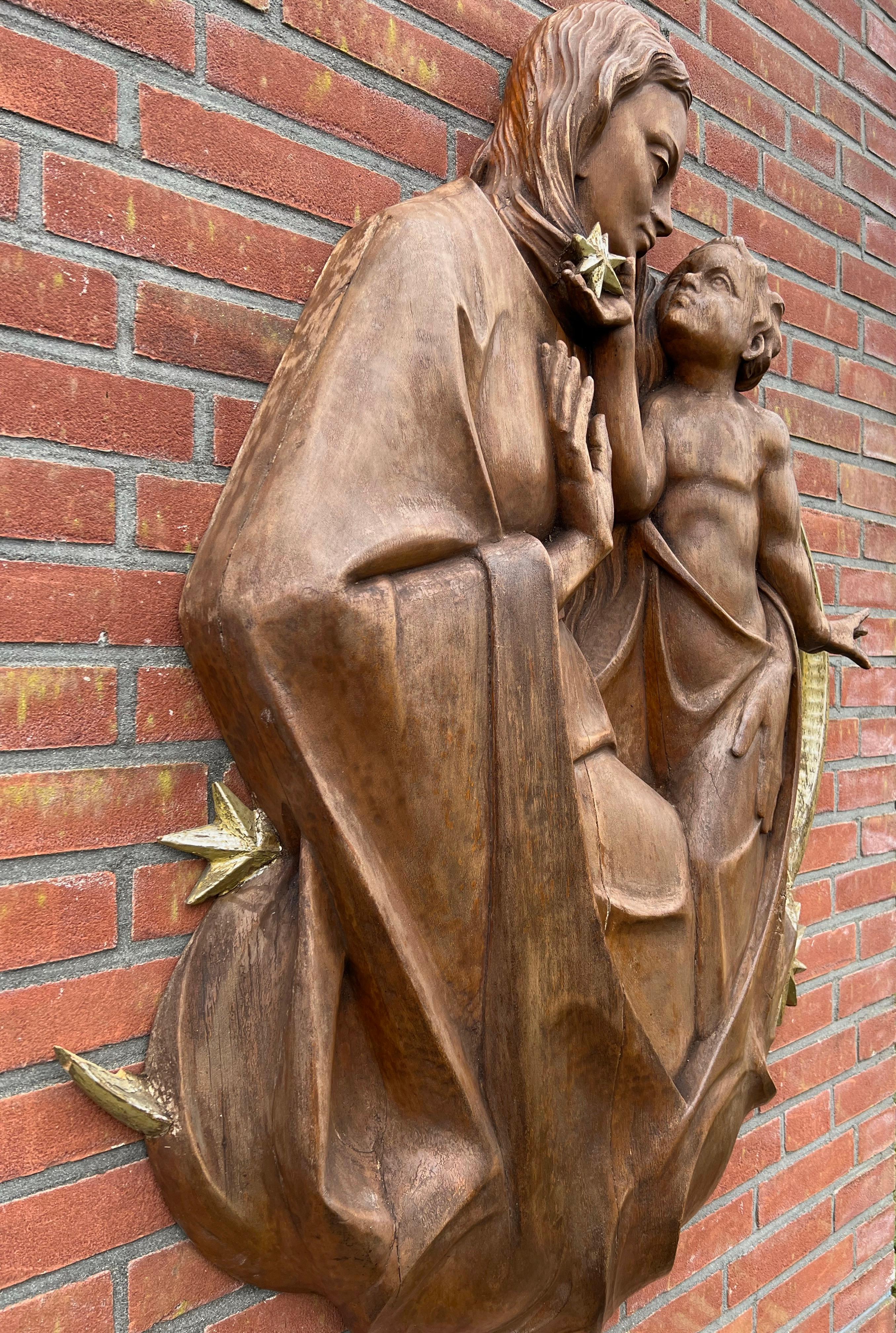 Große Wandplakette aus Eichenholz mit Jungfrau Maria und Kind Jesus auf einem Halbmond (Europäisch) im Angebot