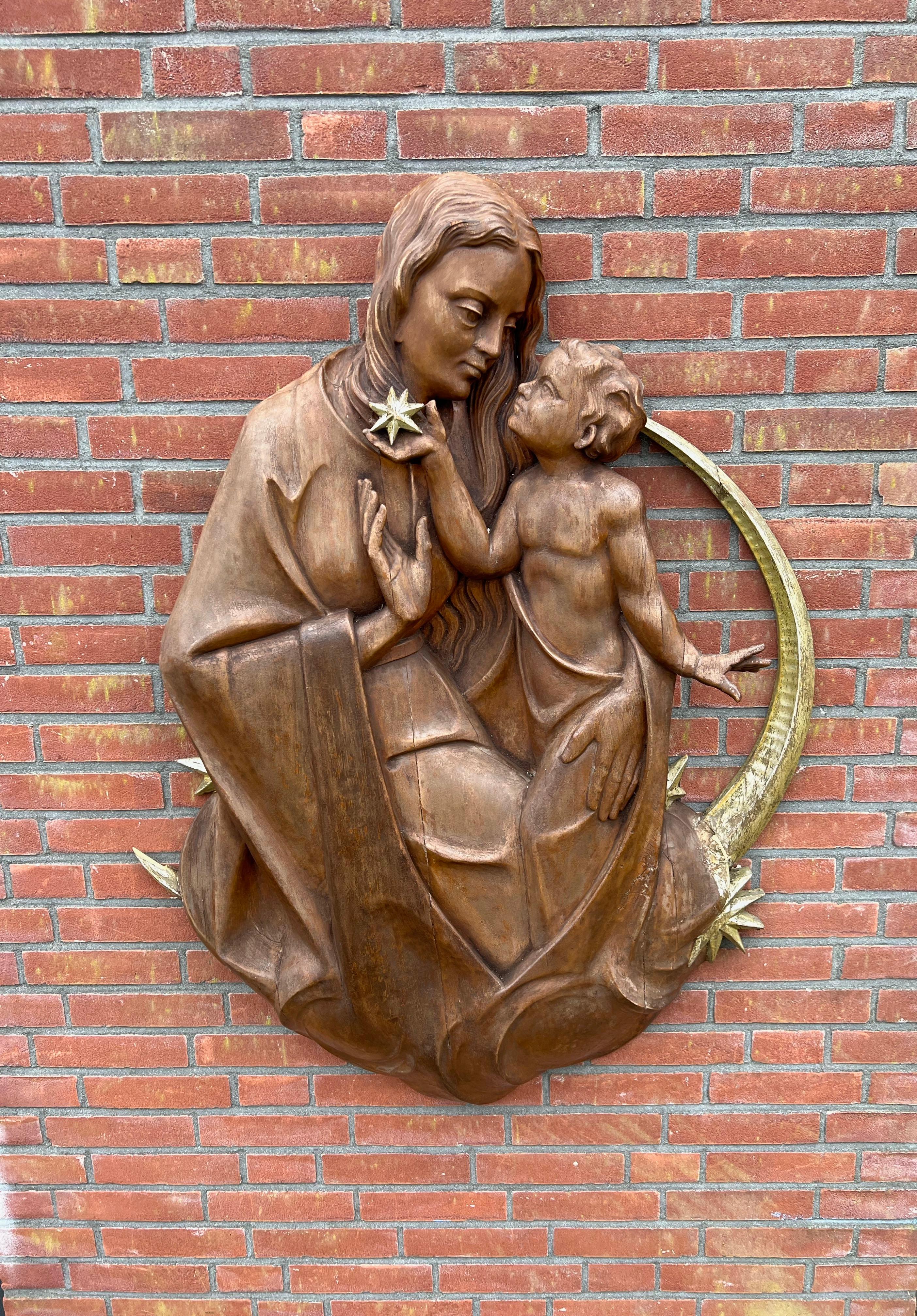Große Wandplakette aus Eichenholz mit Jungfrau Maria und Kind Jesus auf einem Halbmond (Vergoldet) im Angebot
