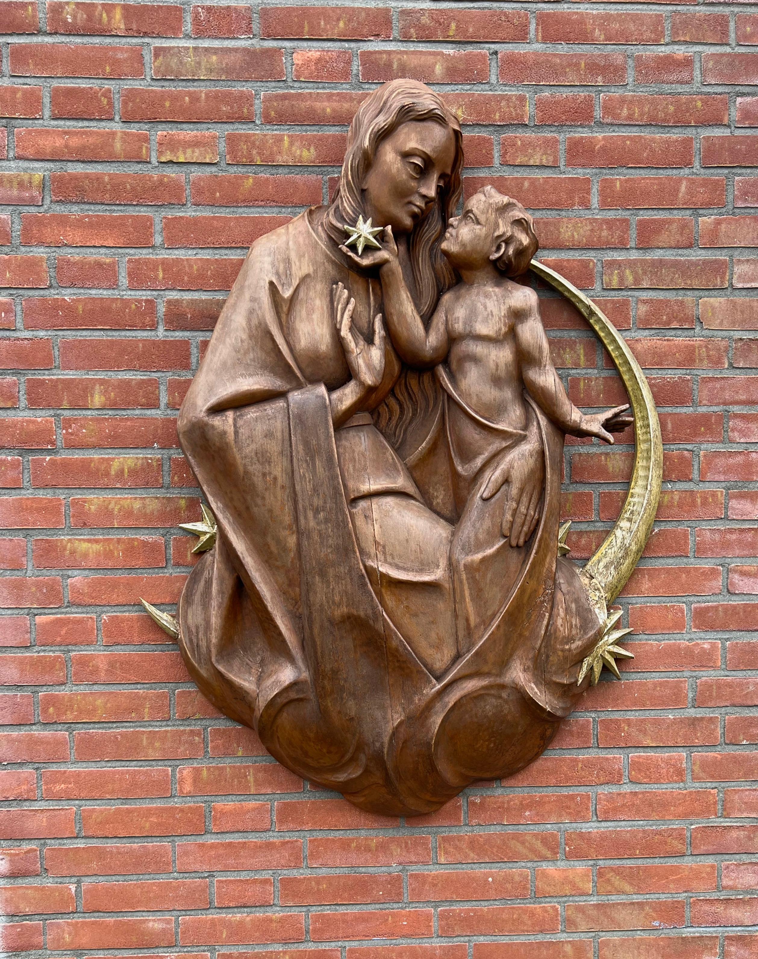 Große Wandplakette aus Eichenholz mit Jungfrau Maria und Kind Jesus auf einem Halbmond (Holz) im Angebot