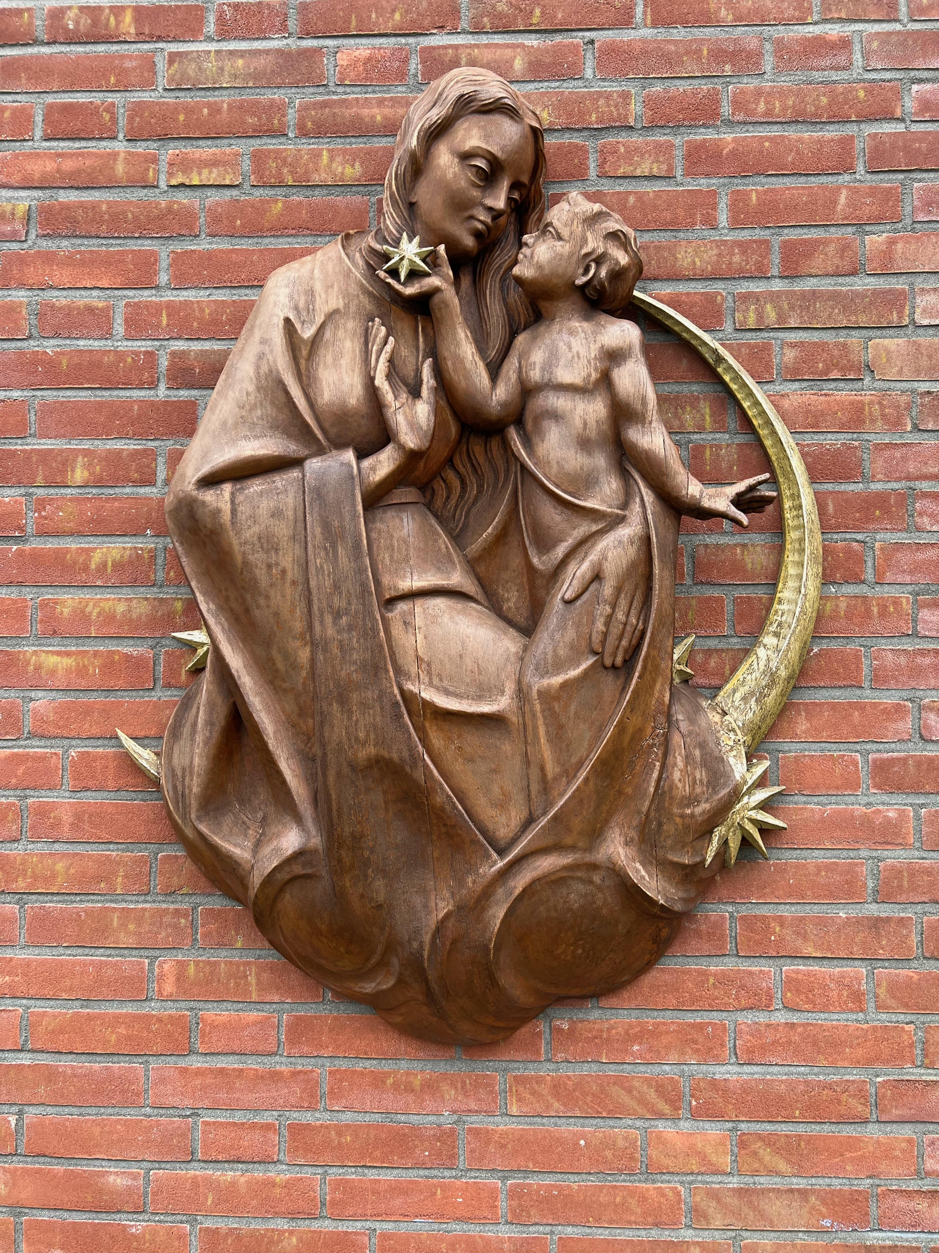 Große Wandplakette aus Eichenholz mit Jungfrau Maria und Kind Jesus auf einem Halbmond im Angebot 1