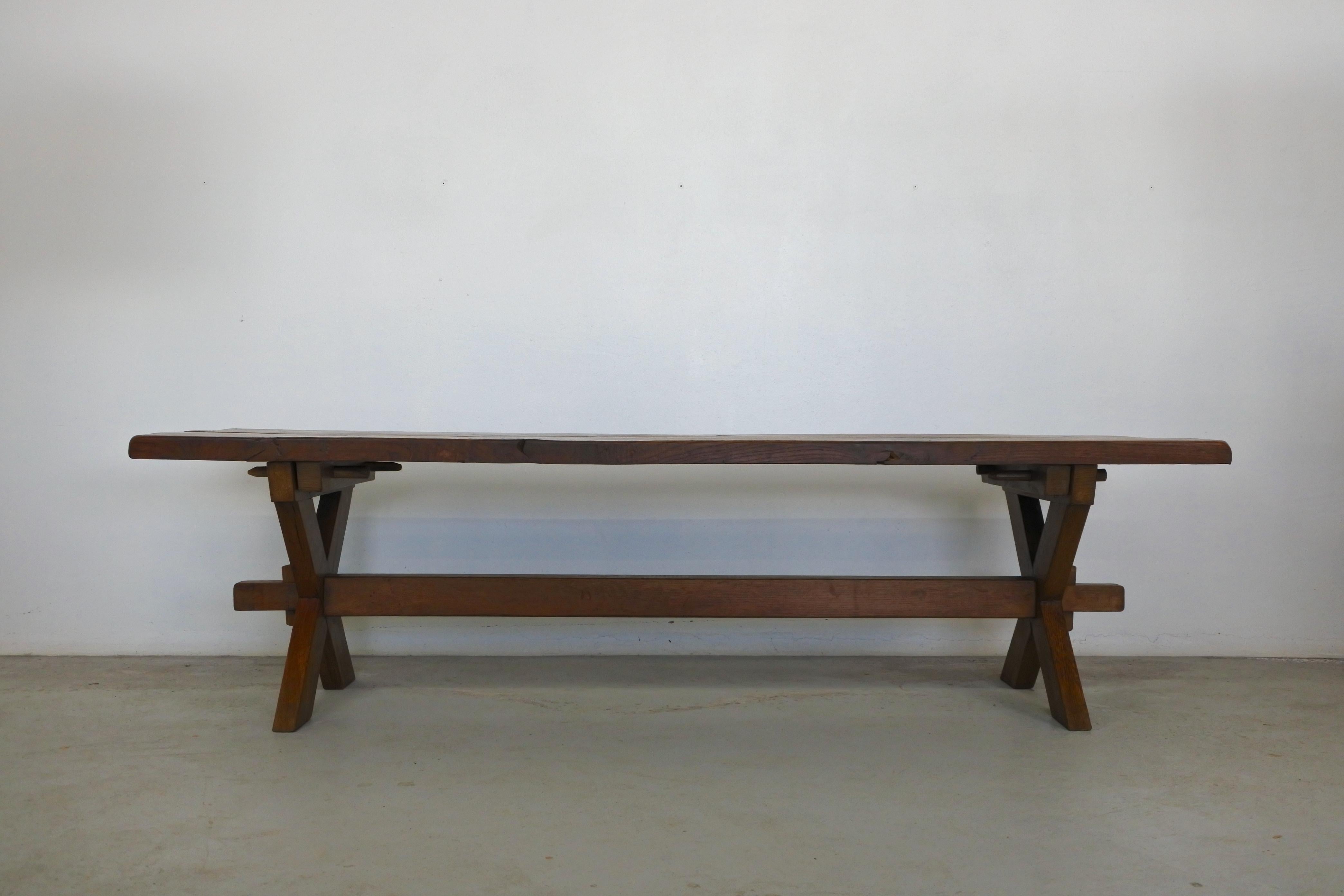 Large solid oak wood coffee table with X-shaped feet and rectangular top. 
Made in France in the 1940s.

Outstanding patina and grain. Beautiful details.

Provenance: Chalet in the French Alps.
 