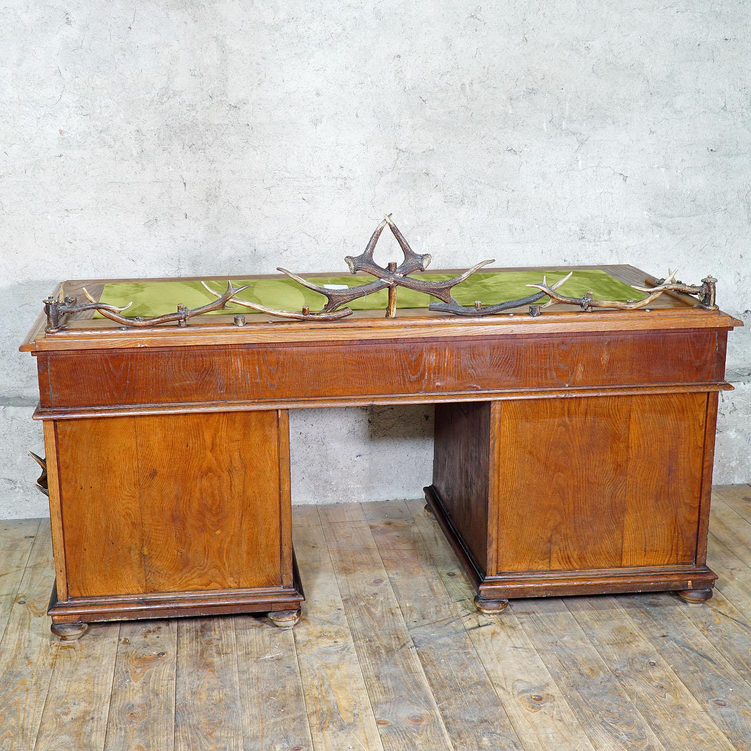 Grand bureau en bois de chêne avec décorations en bois de cervidé de Rudolf Brix 1900 en vente 9