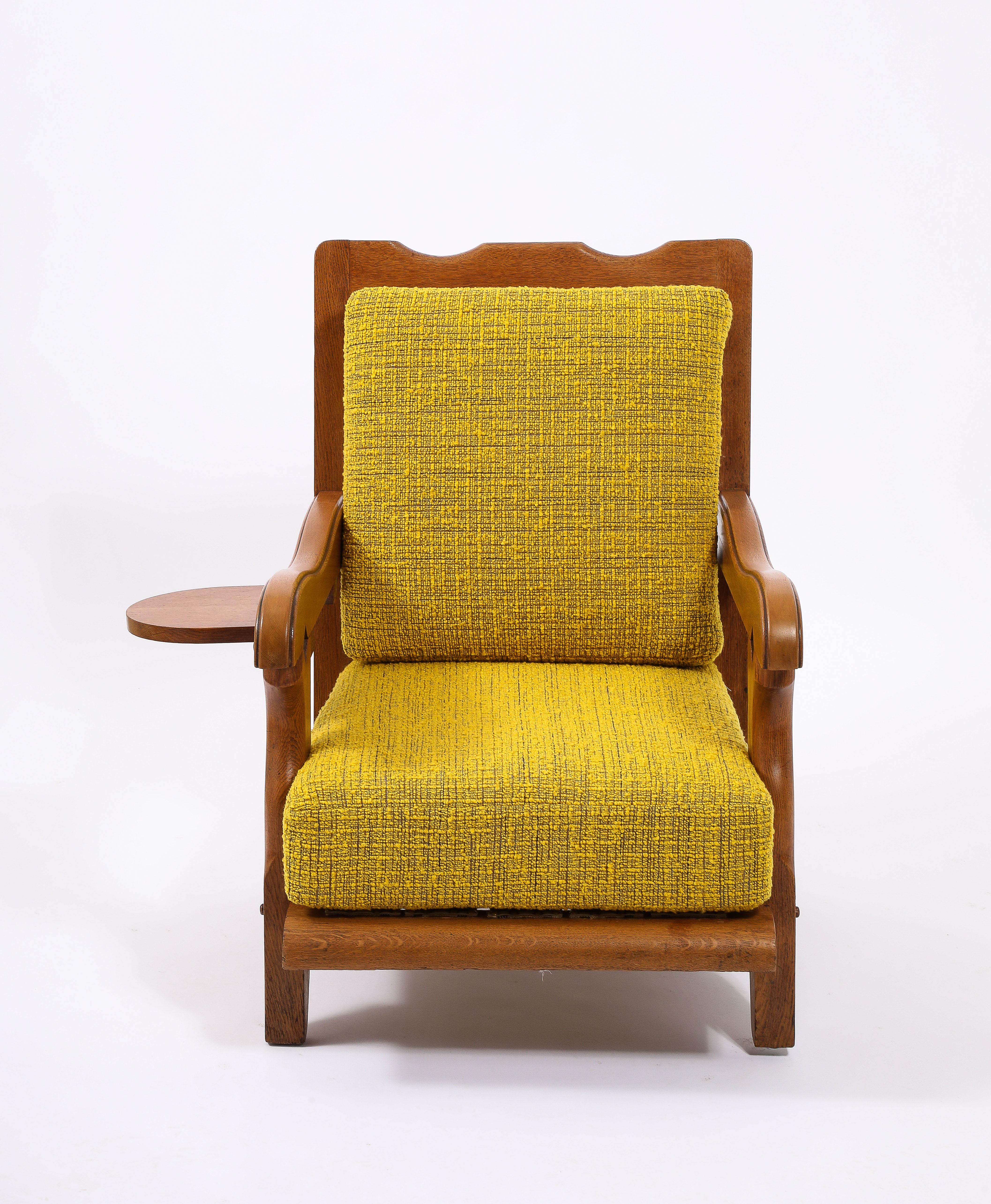 Sillón grande de roble y lana amarilla con repisa lateral, Francia Años 50 en venta 2