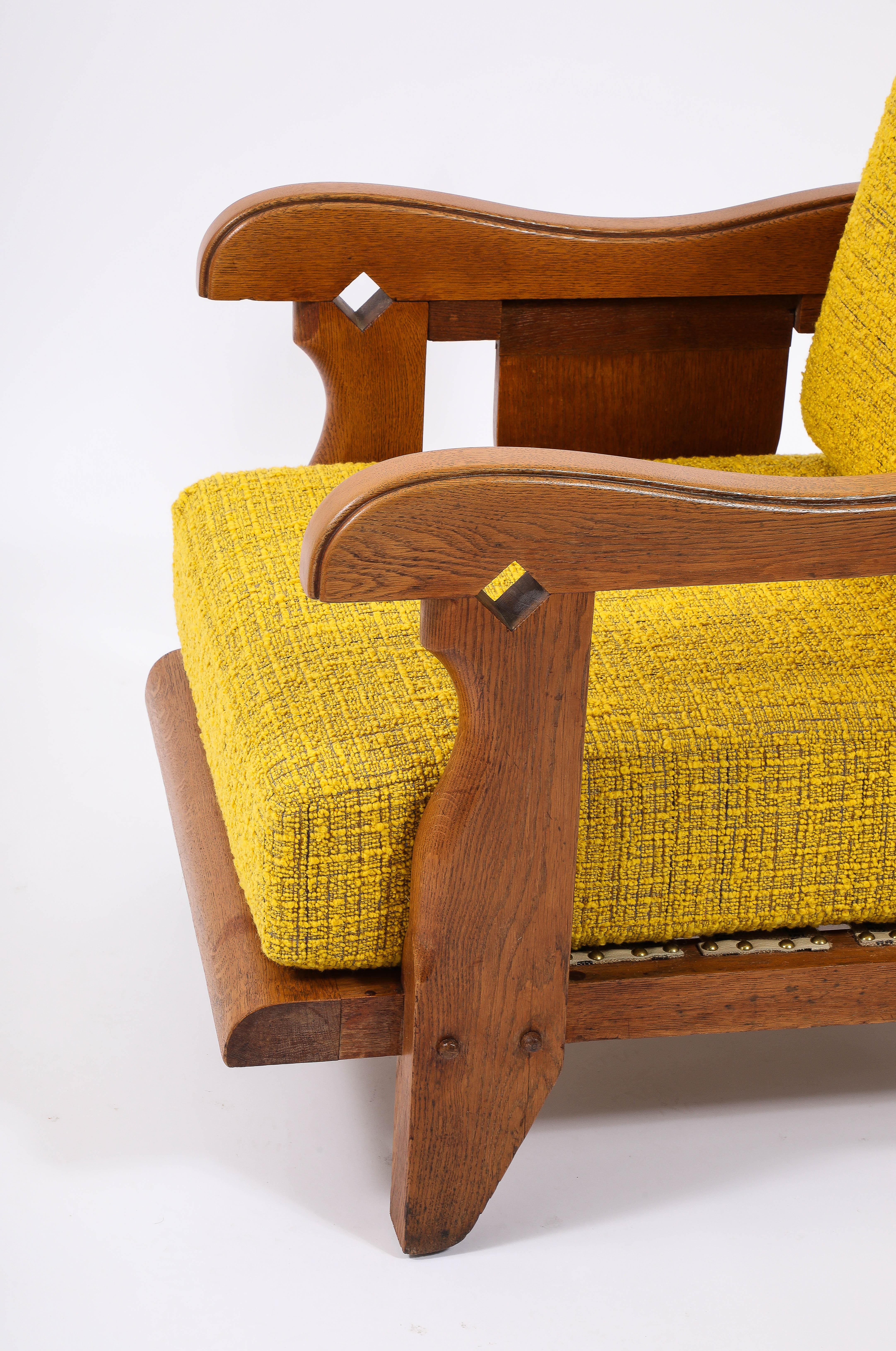 Sillón grande de roble y lana amarilla con repisa lateral, Francia Años 50 en venta 4