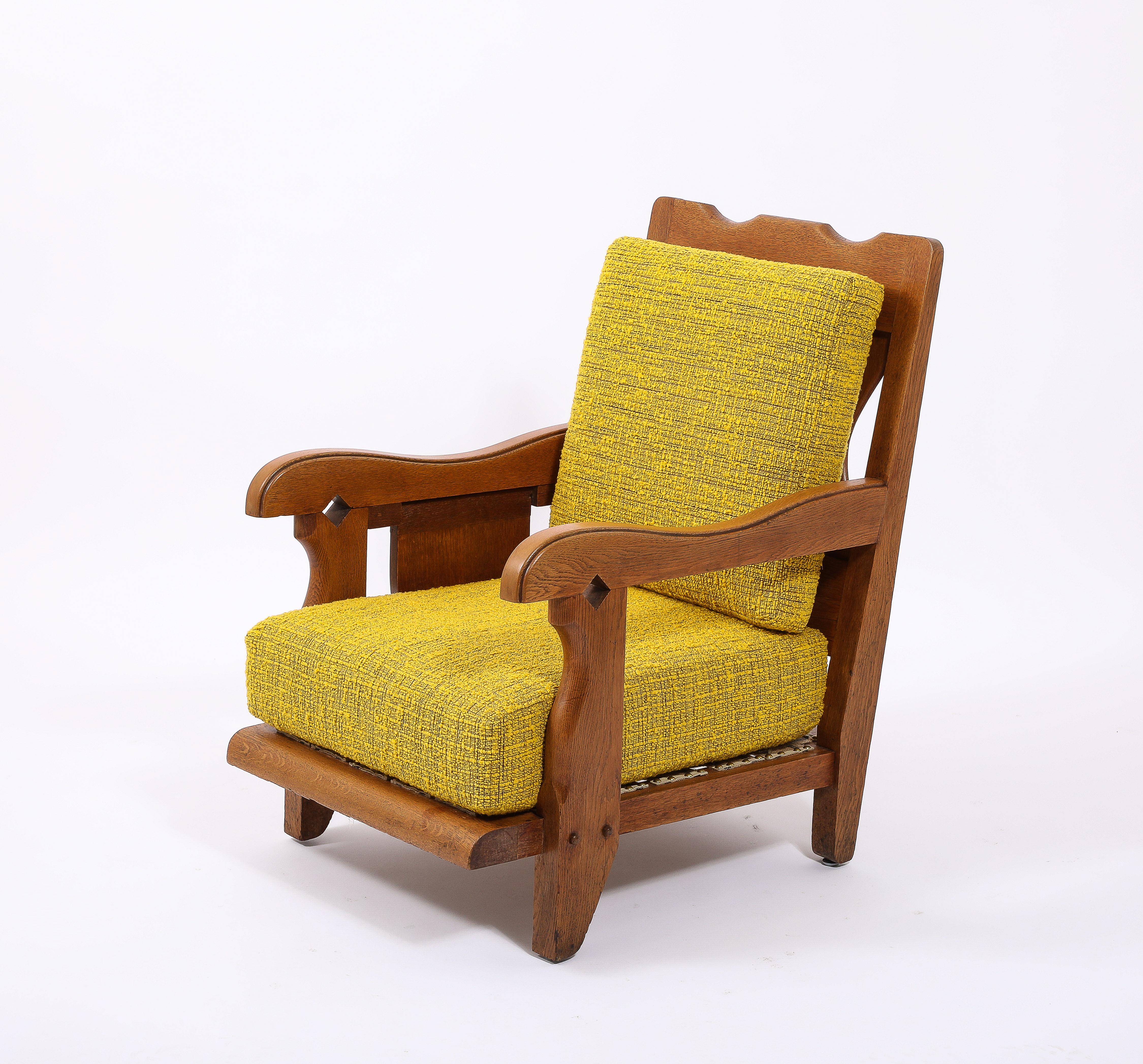 Sillón grande de roble y lana amarilla con repisa lateral, Francia Años 50 en venta 5