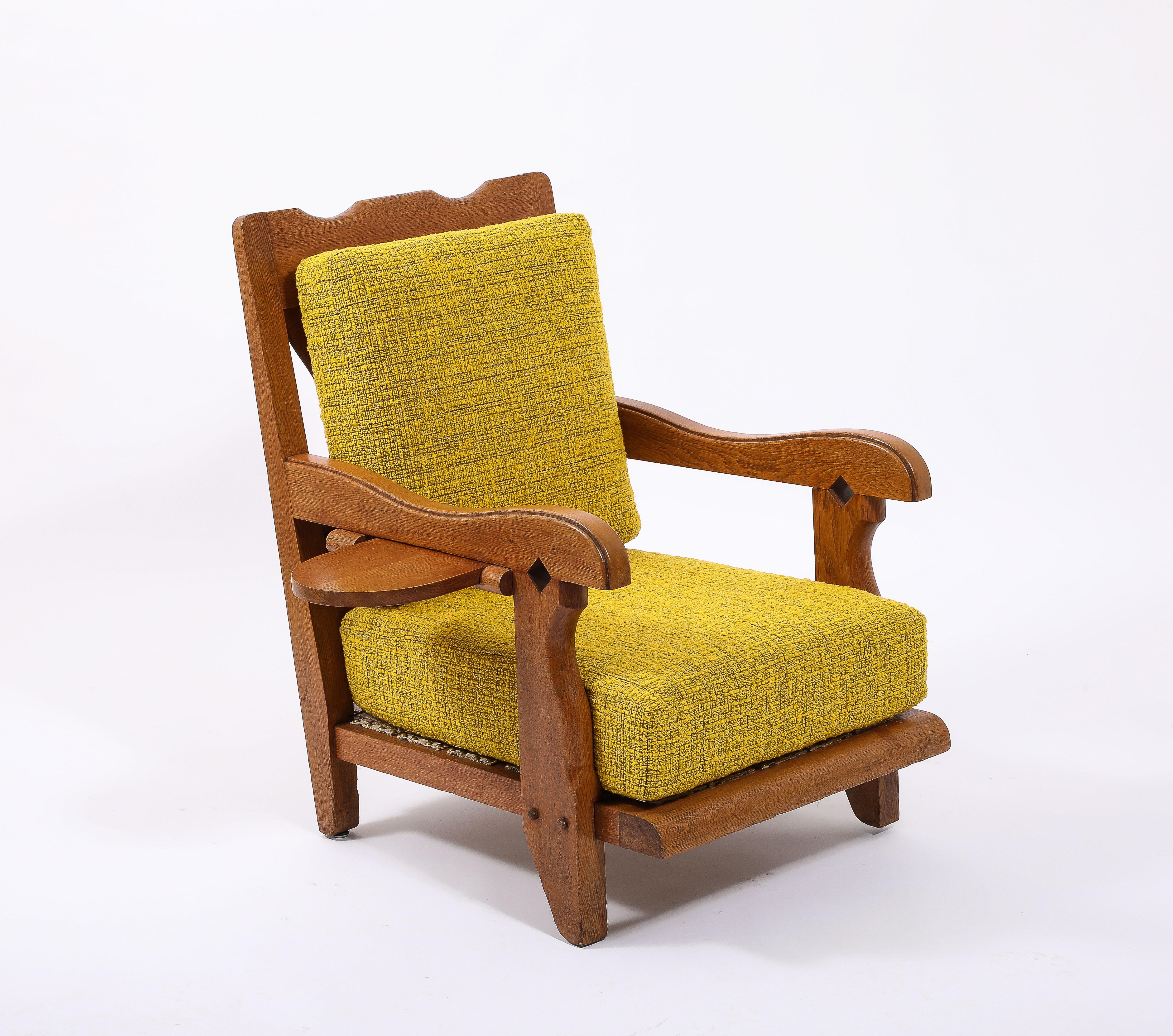 Caballero grande de roble con bandeja abatible para bebidas, de construcción y ebanistería elegantes.
