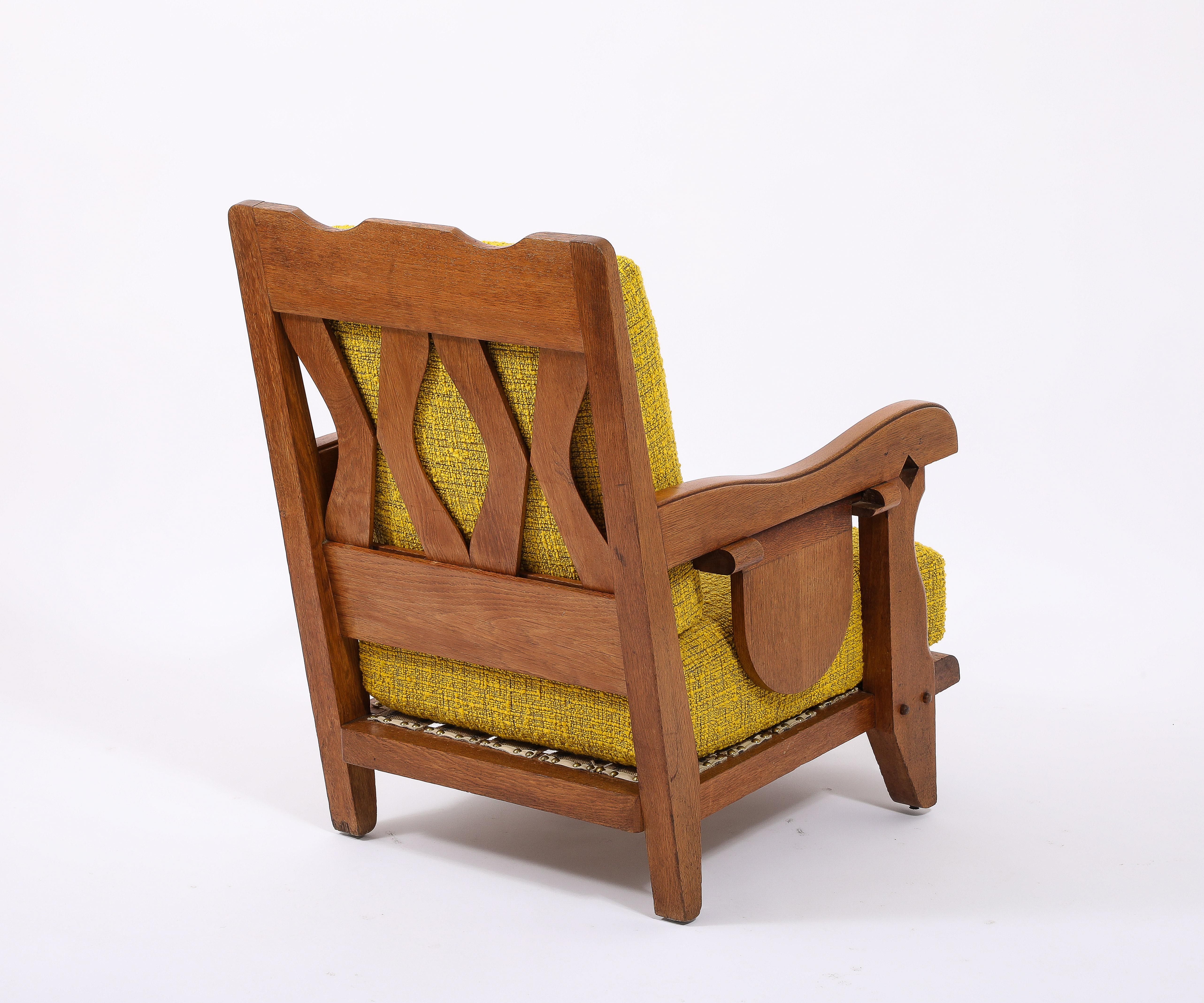 Sillón grande de roble y lana amarilla con repisa lateral, Francia Años 50 en Bueno estado para la venta en New York, NY