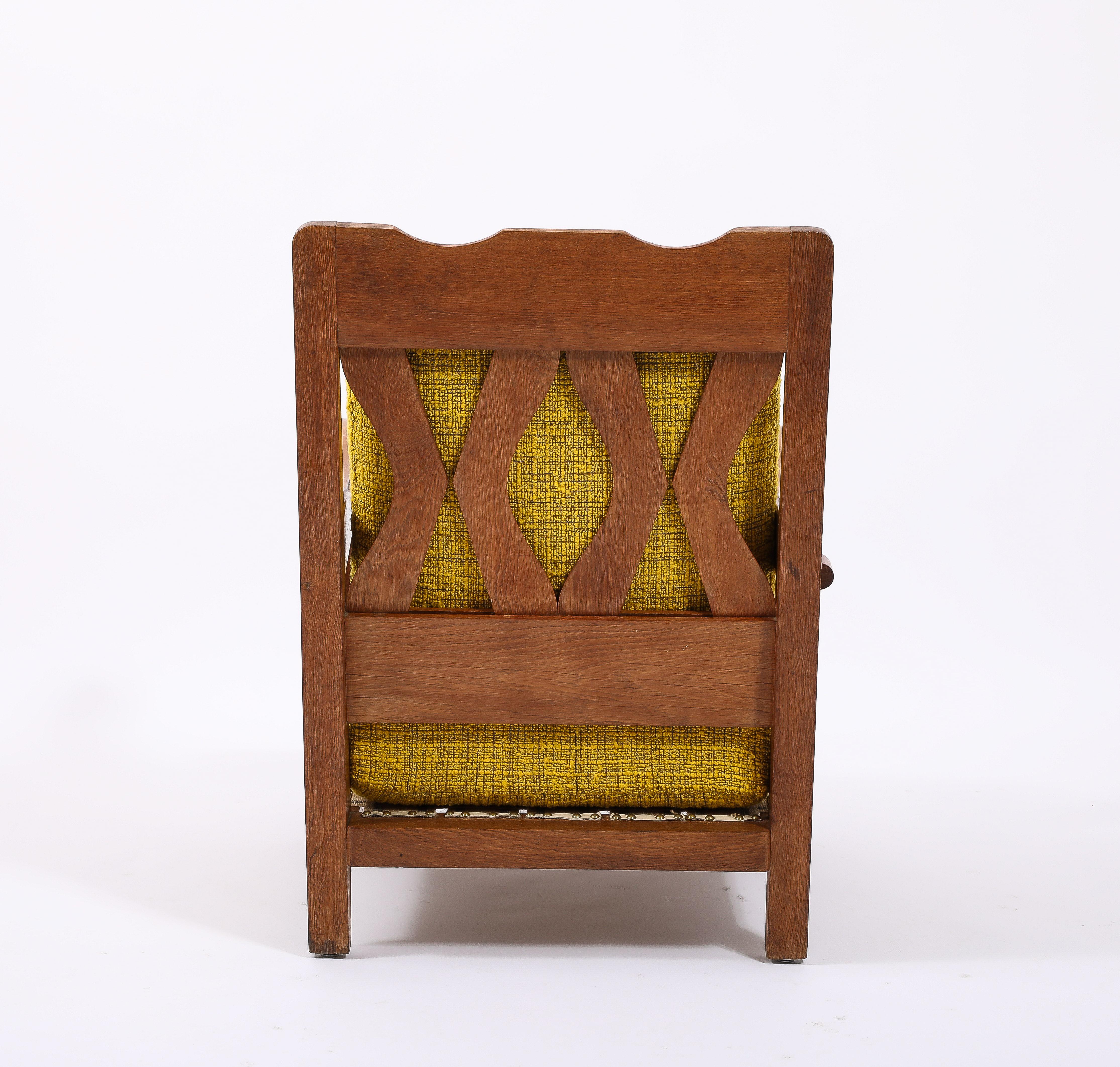 Sillón grande de roble y lana amarilla con repisa lateral, Francia Años 50 siglo XX en venta