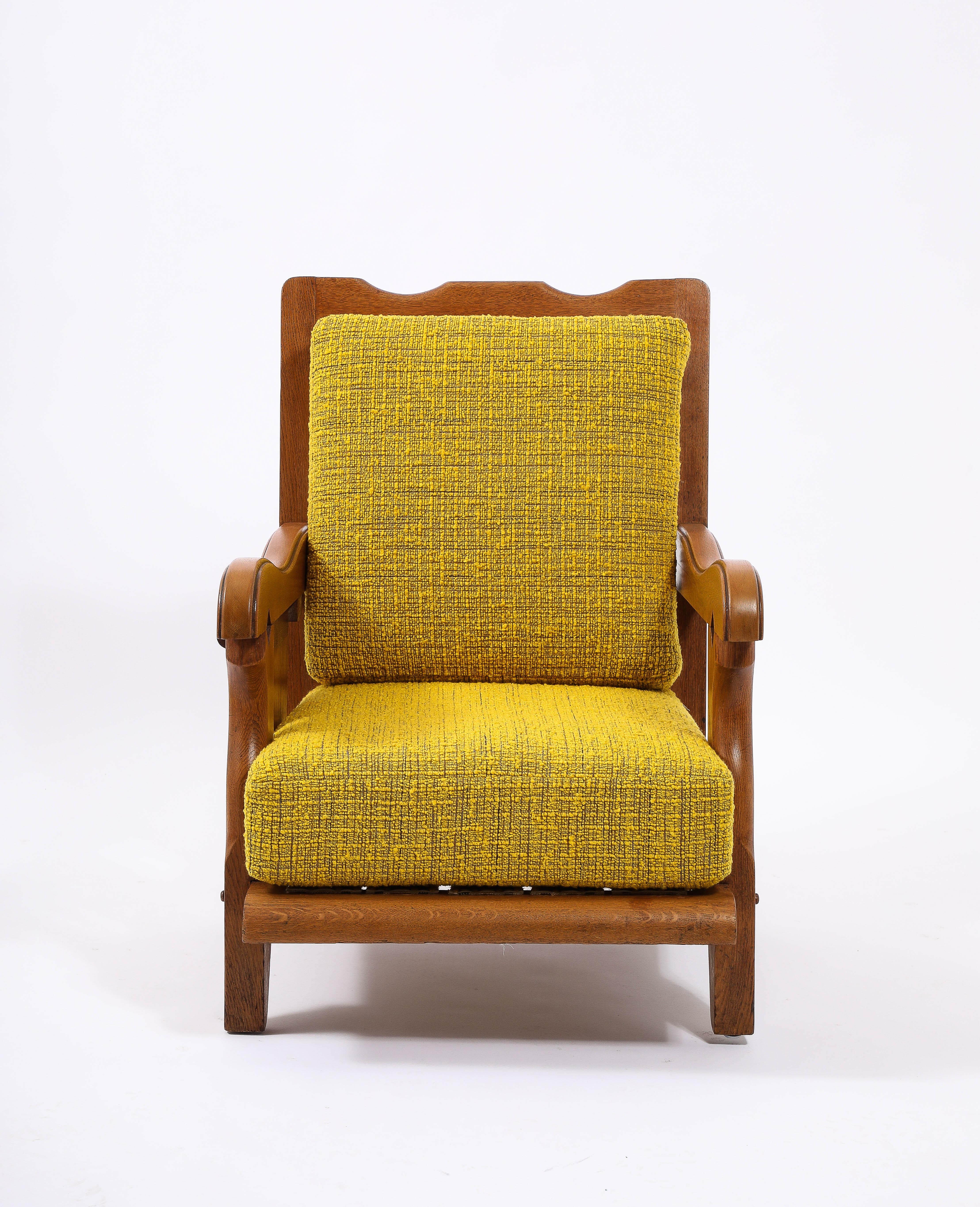 Sillón grande de roble y lana amarilla con repisa lateral, Francia Años 50 en venta 1