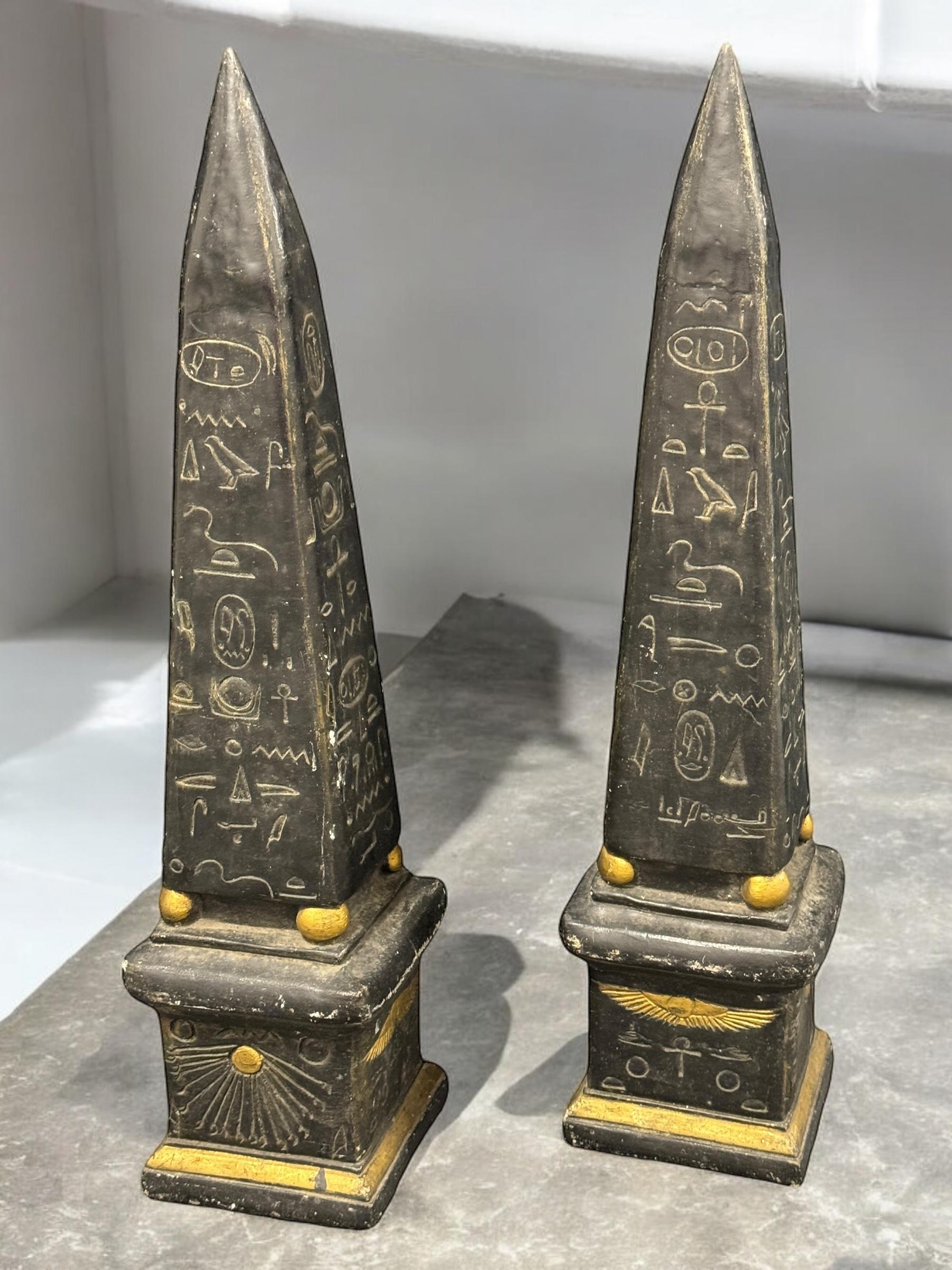 Grandi obelischi con pittogrammi egiziani dorati - Set di due sculture, Vintage in vendita 2