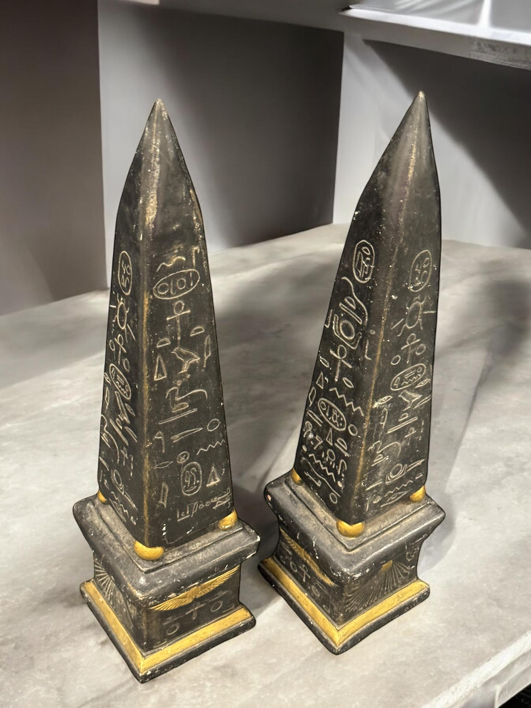 Grandi obelischi con pittogrammi egiziani dorati - Set di due sculture, Vintage in vendita 5
