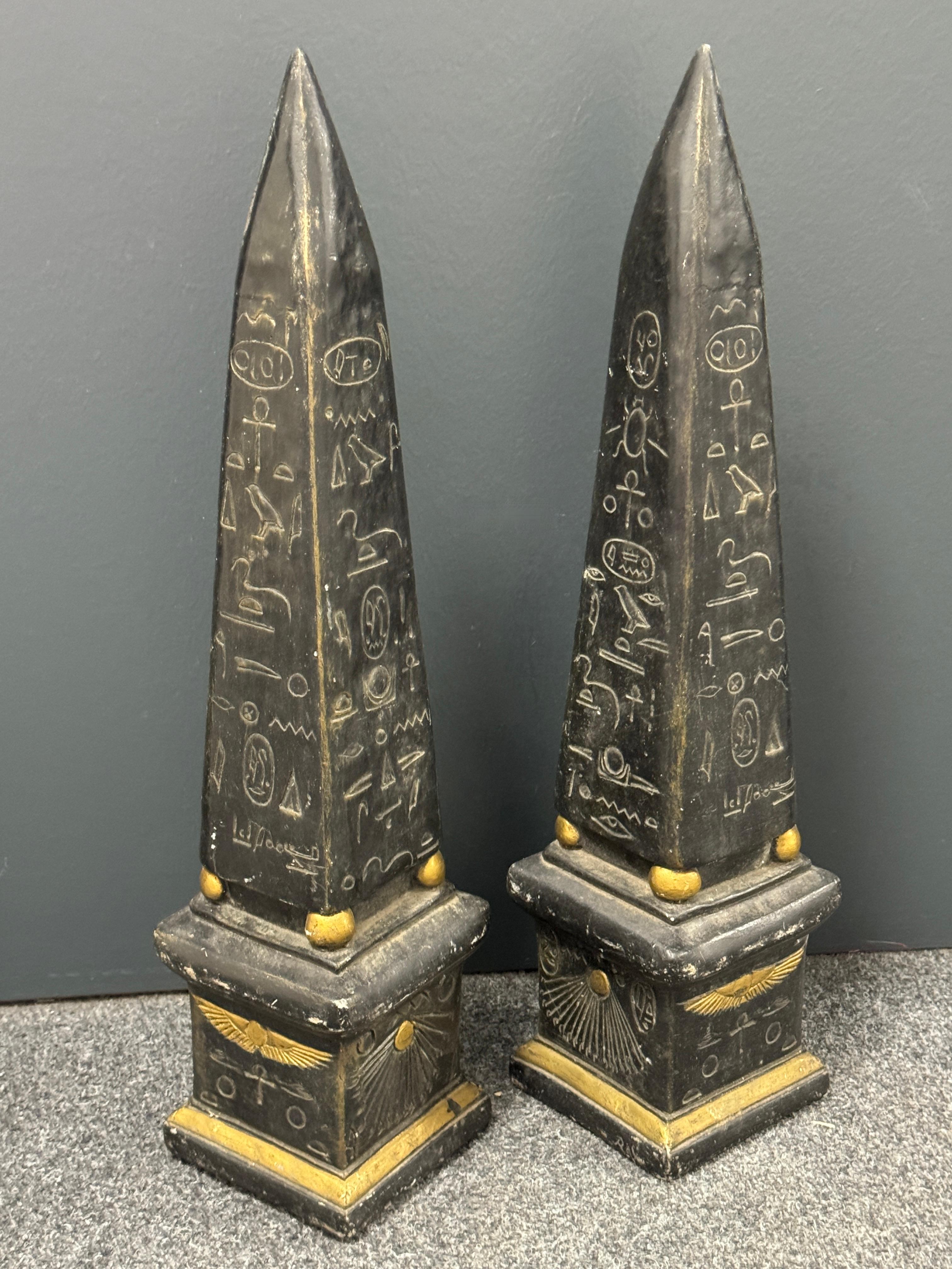 Grandi obelischi con pittogrammi egiziani dorati - Set di due sculture, Vintage in vendita 4