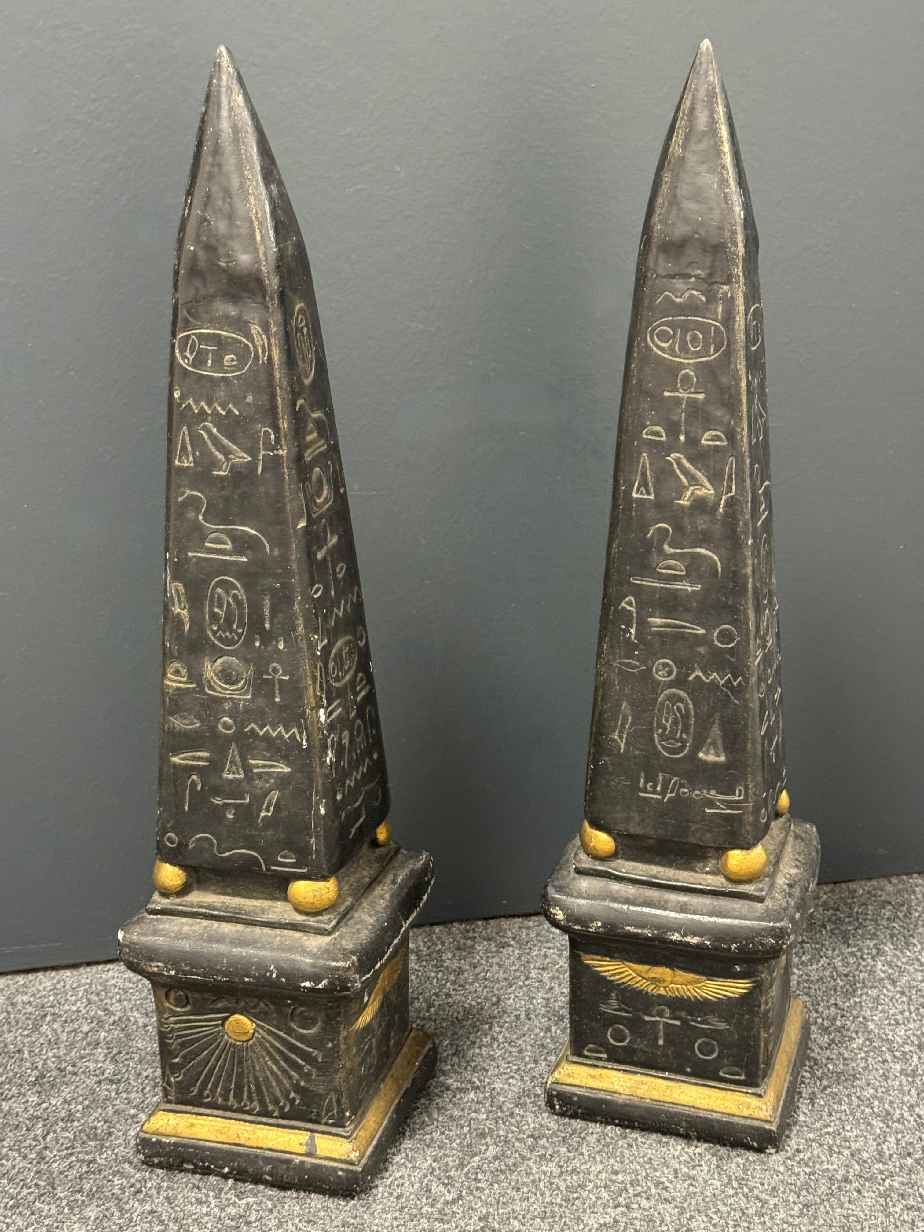 Grandi obelischi con pittogrammi egiziani dorati - Set di due sculture, Vintage in vendita 6
