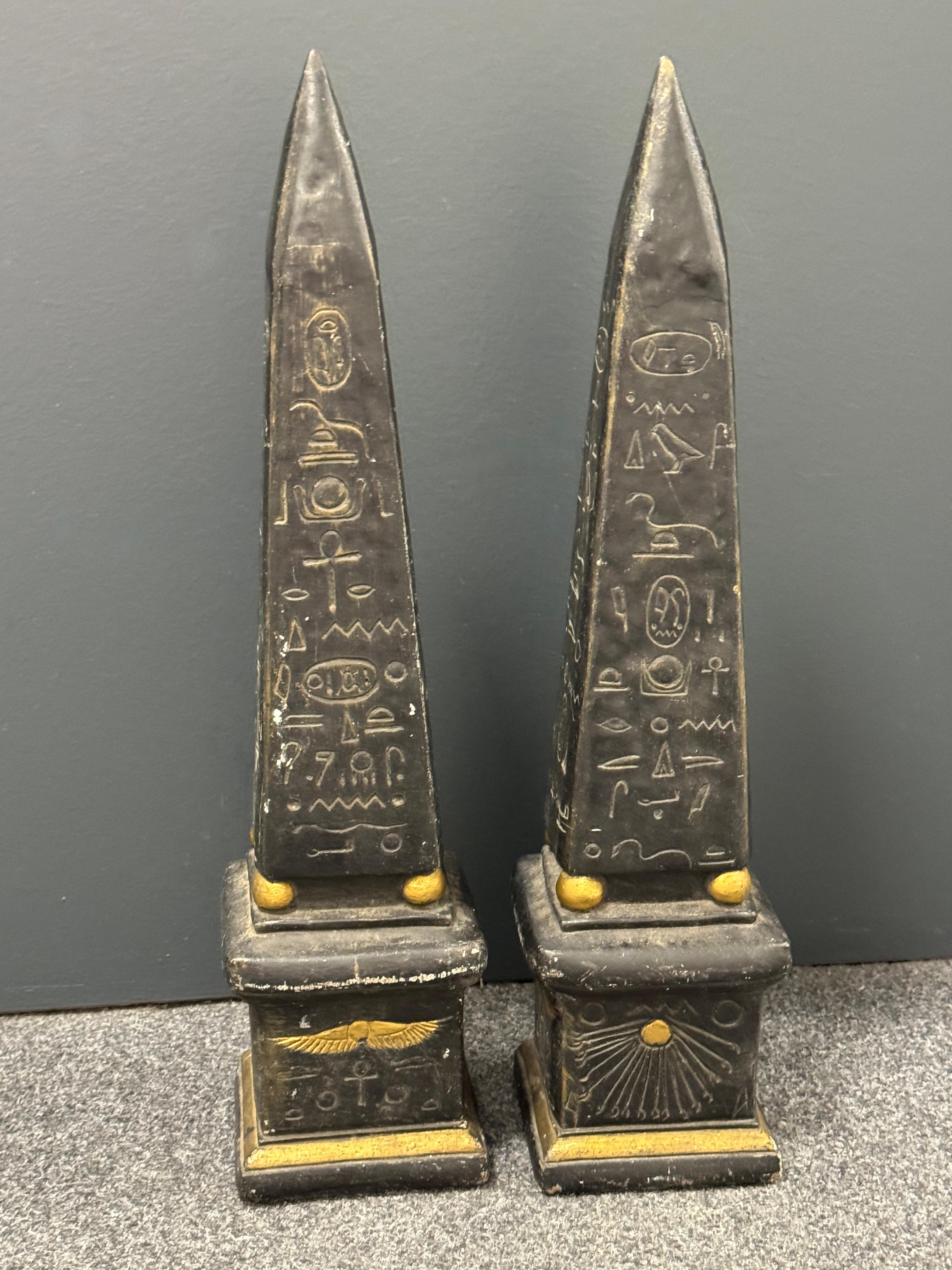 Grandi obelischi con pittogrammi egiziani dorati - Set di due sculture, Vintage in vendita 7