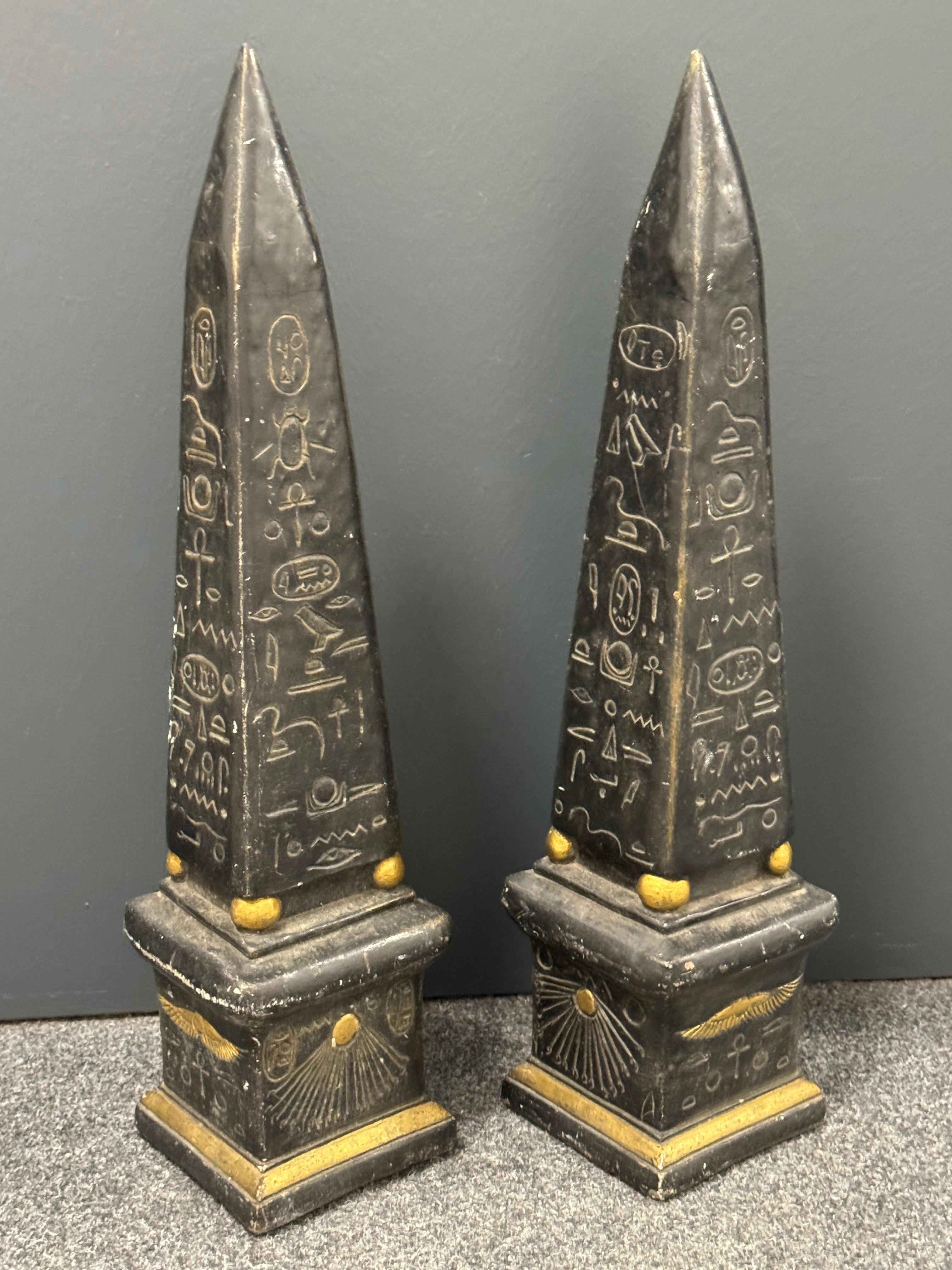Grandi obelischi con pittogrammi egiziani dorati - Set di due sculture, Vintage in vendita 9