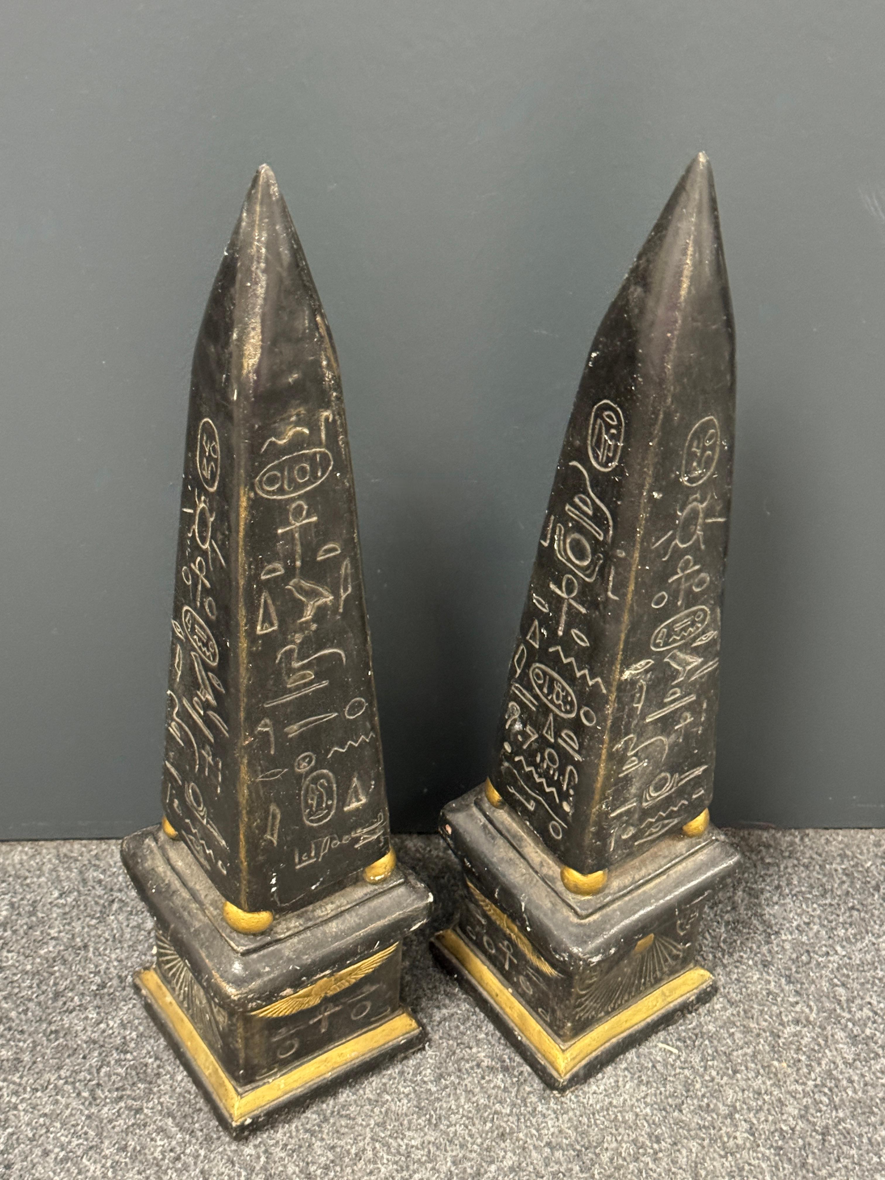 Grandi obelischi con pittogrammi egiziani dorati - Set di due sculture, Vintage in vendita 10