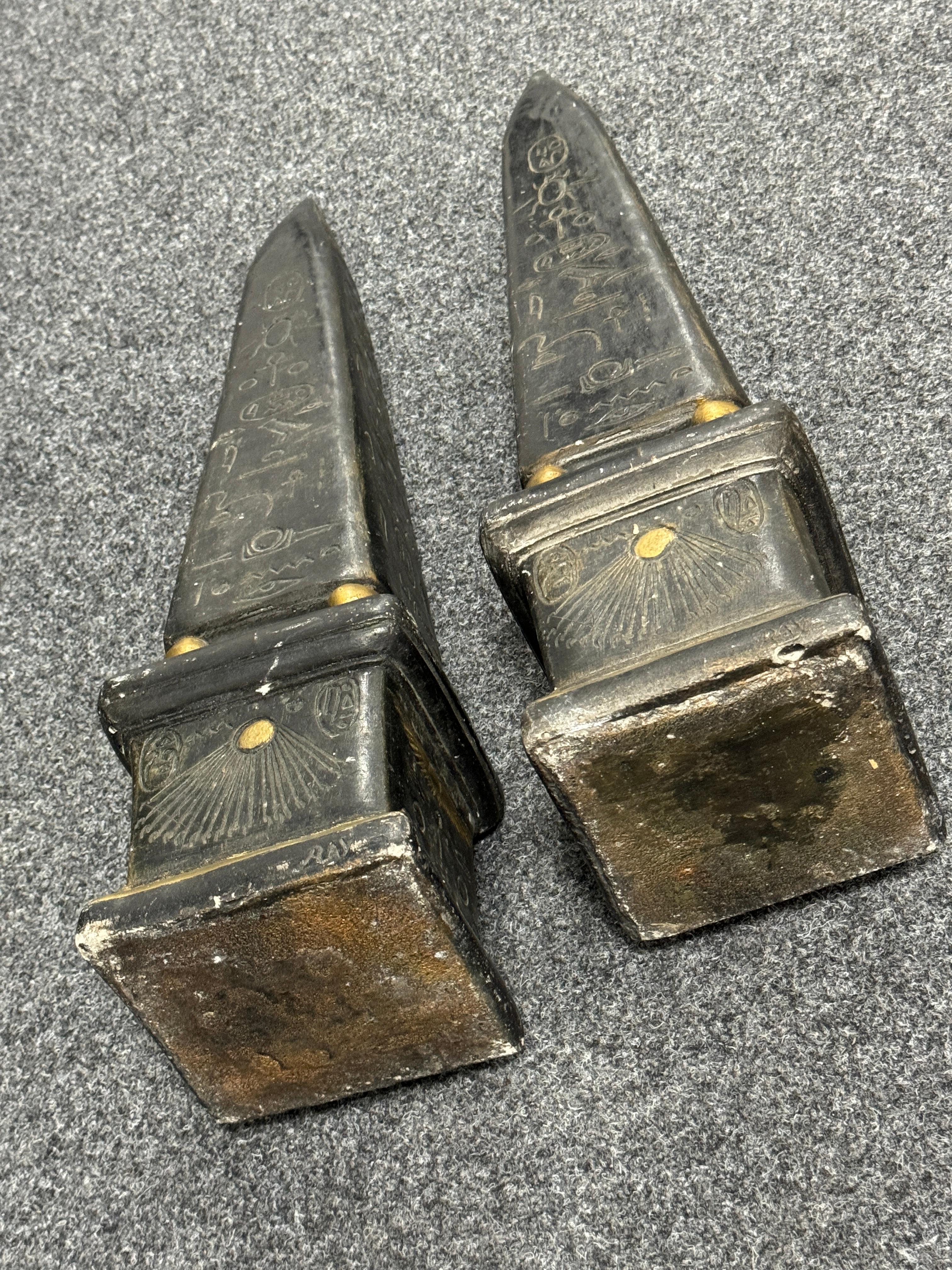 Grandi obelischi con pittogrammi egiziani dorati - Set di due sculture, Vintage in vendita 11