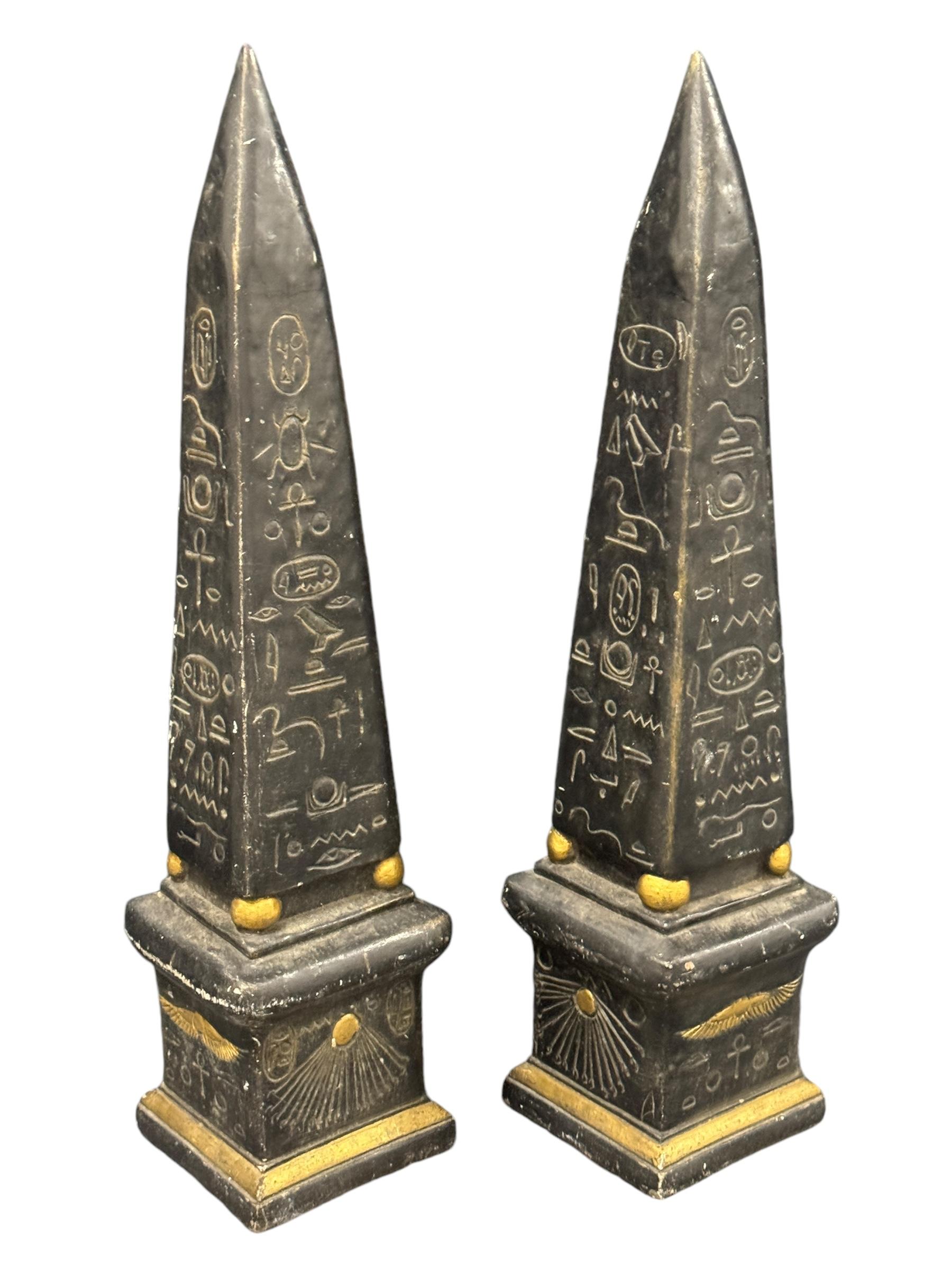 Art Nouveau Grandi obelischi con pittogrammi egiziani dorati - Set di due sculture, Vintage in vendita